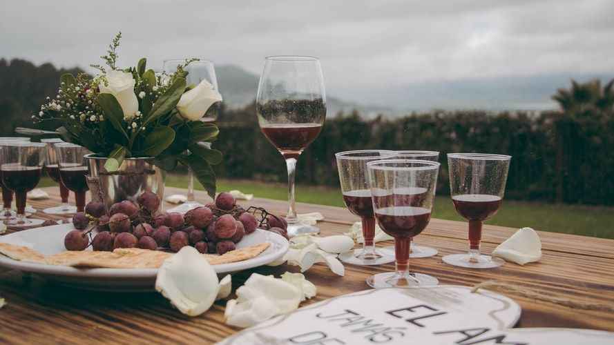 Delivinos da los trucos para quitar las manchas de vino tinto en los tejidos