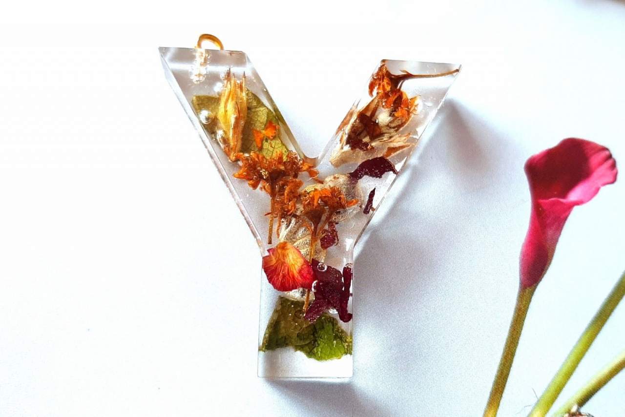 Gargantillas de gemas y flores hechas a mano en Madrid
