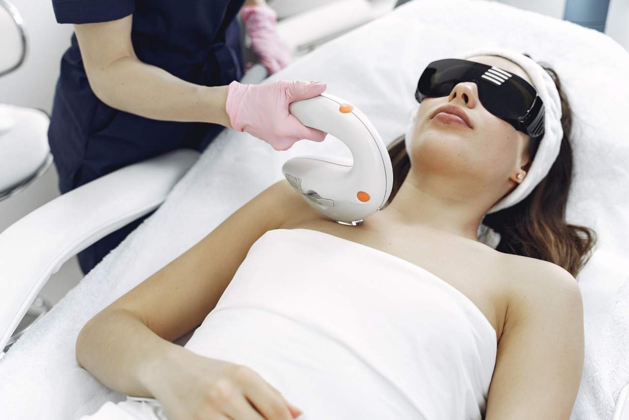 La moda de la depilación láser: Tratamiento en el centro de belleza Ada Beauty