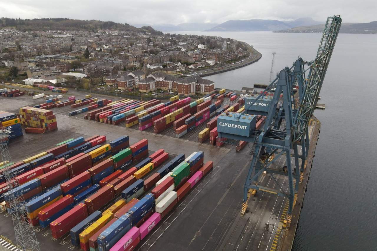 Operaciones de crossdocking, descarga y distribución de mercancía de contenedores gracias a Vailogistic