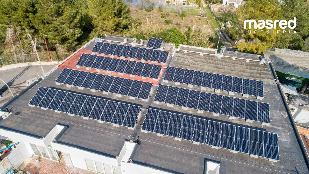 El funcionamiento de las empresas de ingenieros que gestionan la instalación aislada de la energía solar