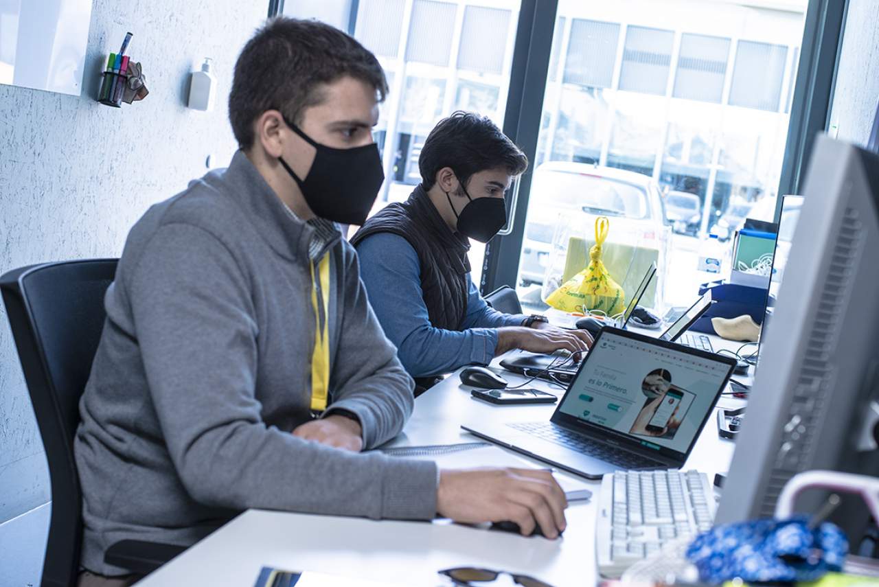 Indotem: dos emprendedores españoles crean una teleasistencia para garantizar la seguridad no invasiva de los más mayores