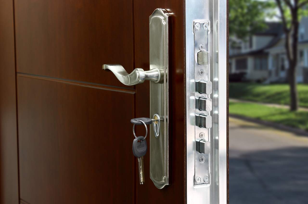 Elegir puerta en Granada: la opción de las puertas acorazadas ¿Cuáles son sus beneficios?