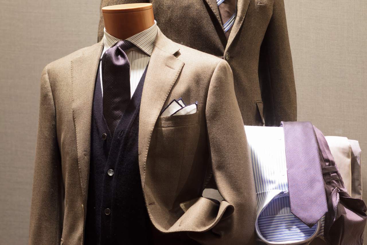Pañuelo para el cuello de hombre en Josvil: la elegancia de vestir bien