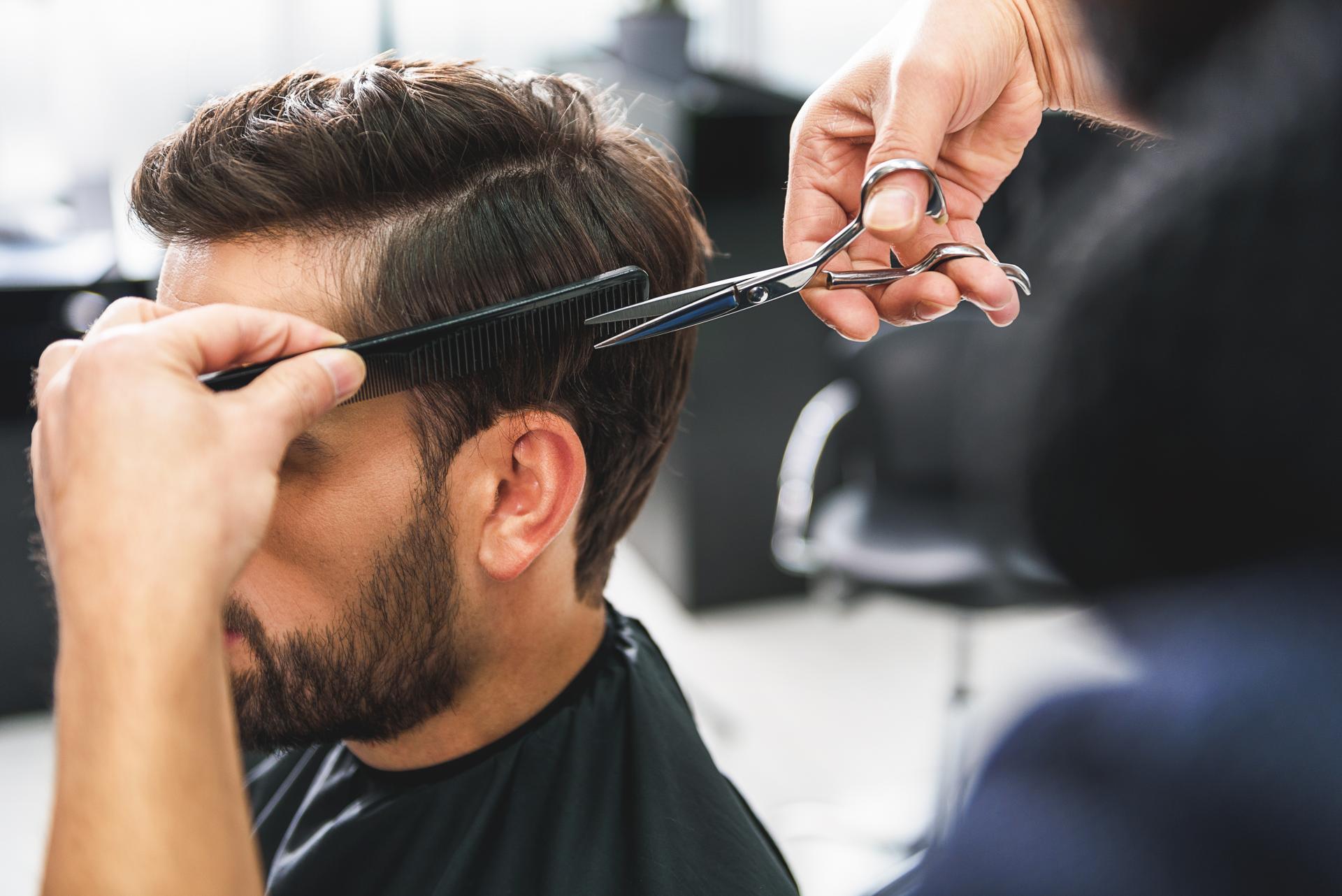 Formación de Peluquería de Caballeros, el establecimiento que ofrece corte de pelo para caballero en Madrid gratuito