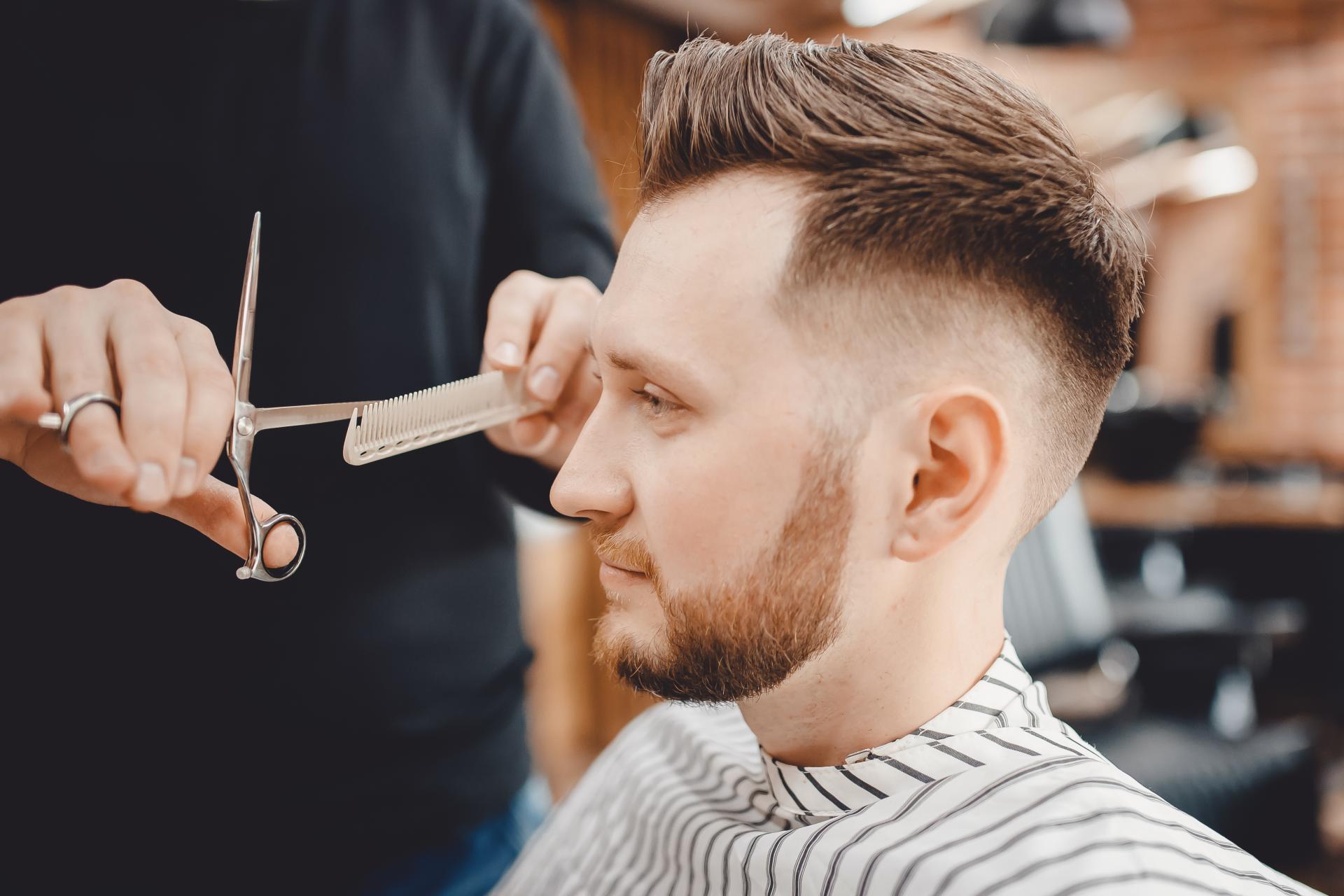 Cortarse el pelo gratis es actualmente posible gracias a Formación de Peluquería de Caballeros, peluquería para hombre en Madrid