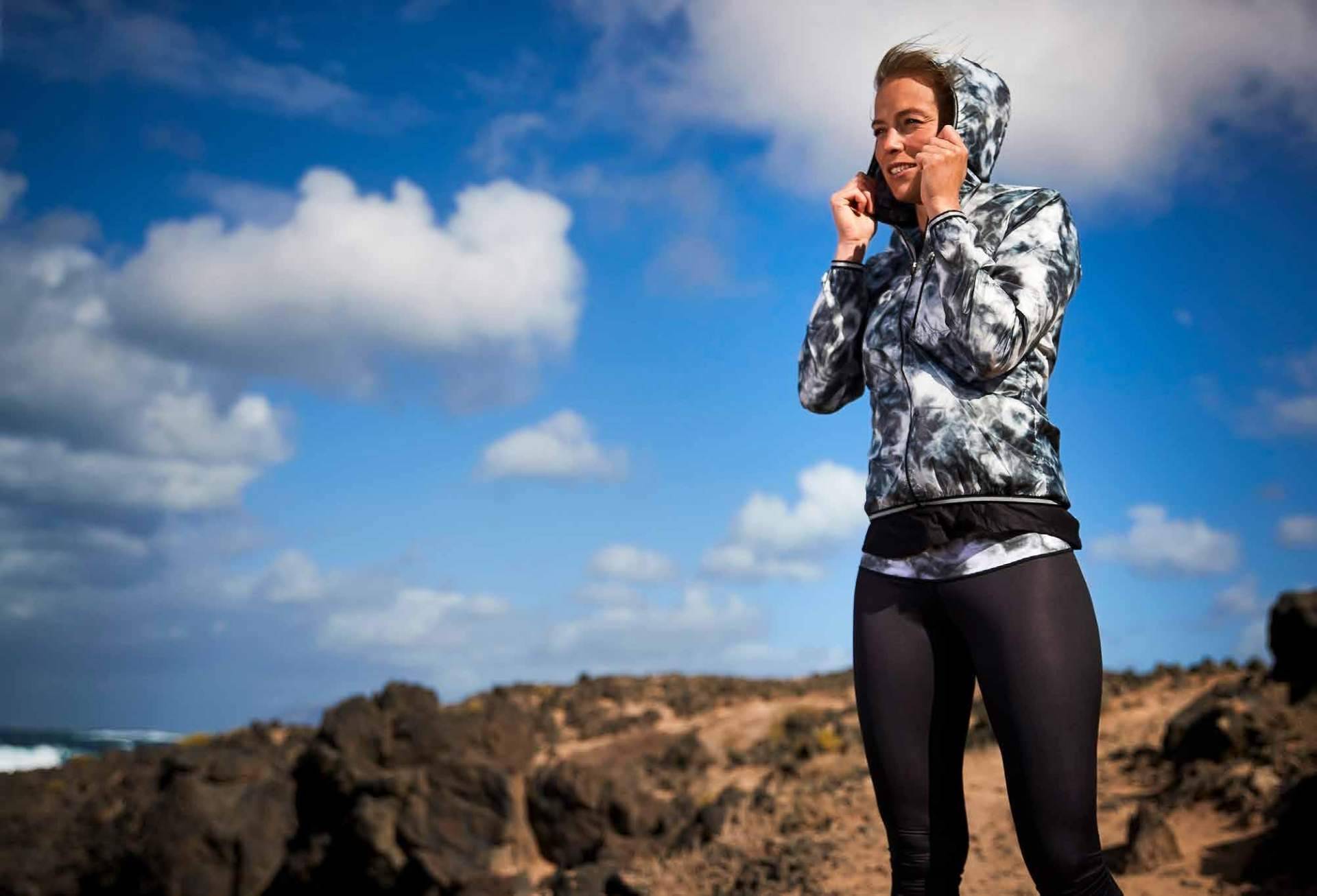 Taymory ofrece cortavientos running mujer