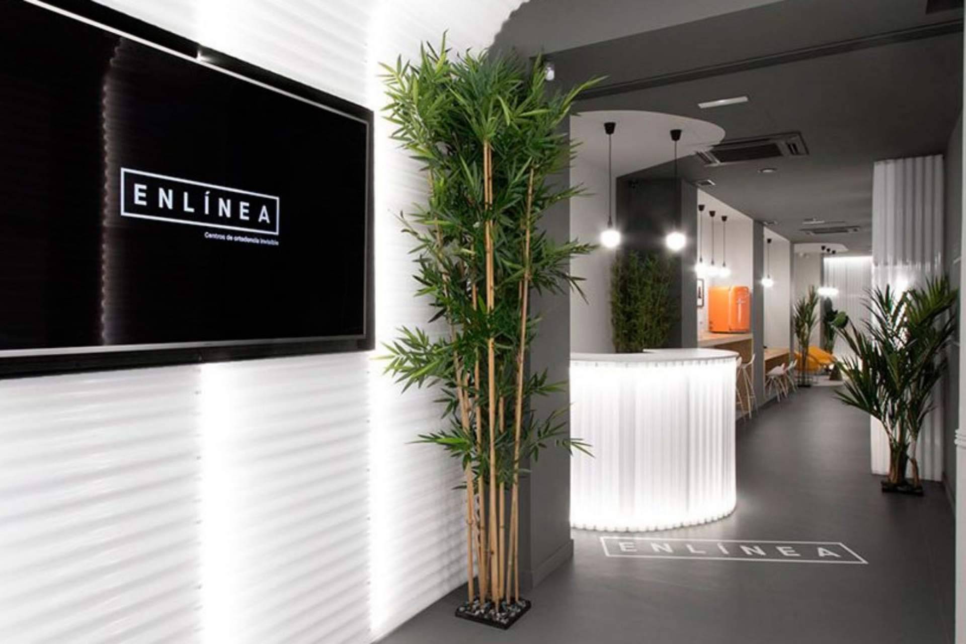 La clínica dental Centros en Línea en Cartagena ofrece el tratamiento de ortodoncia invisible que proporciona al usuario una sonrisa perfecta