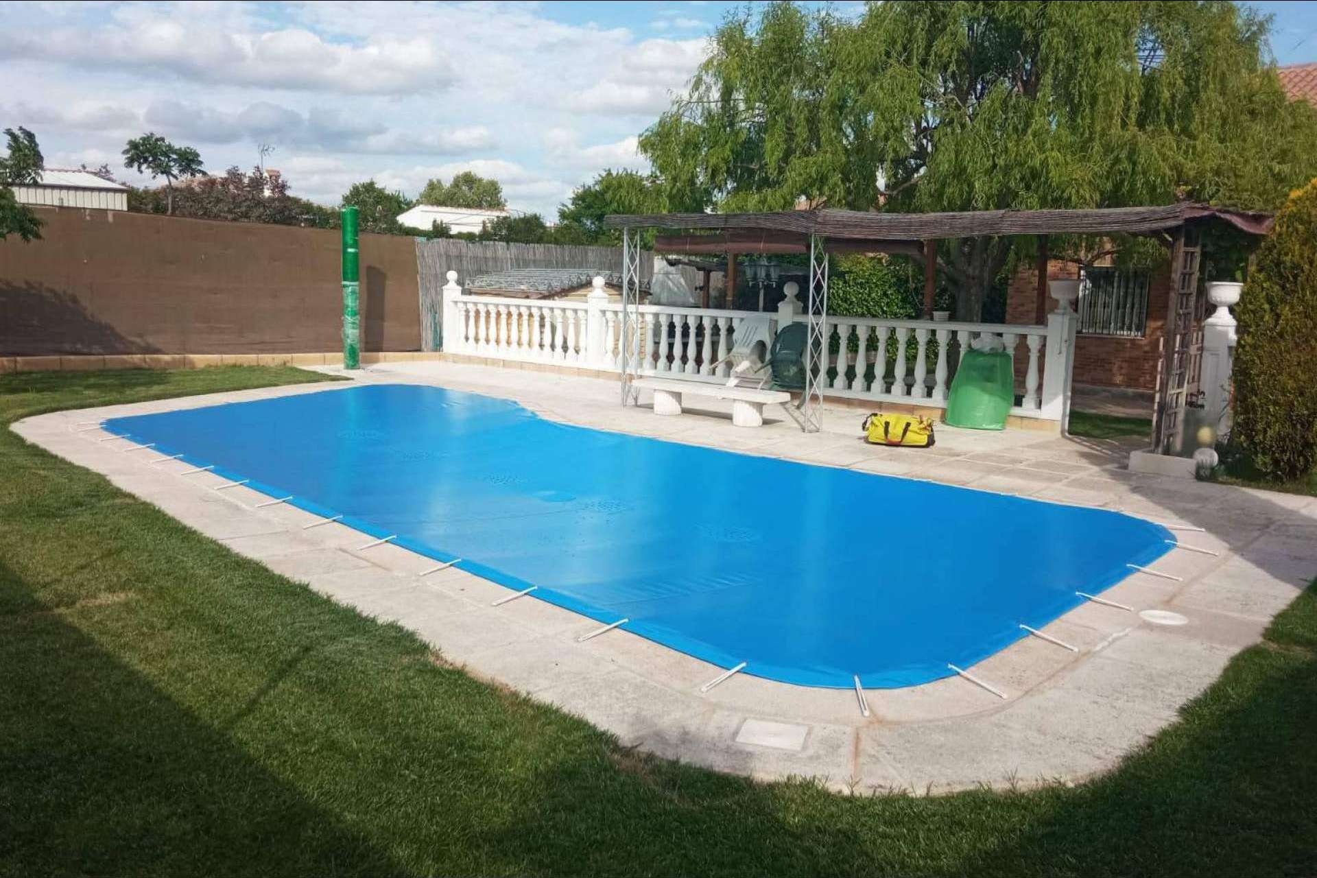 Toldos Picasso: conservar el agua con los cobertores de piscina de invierno