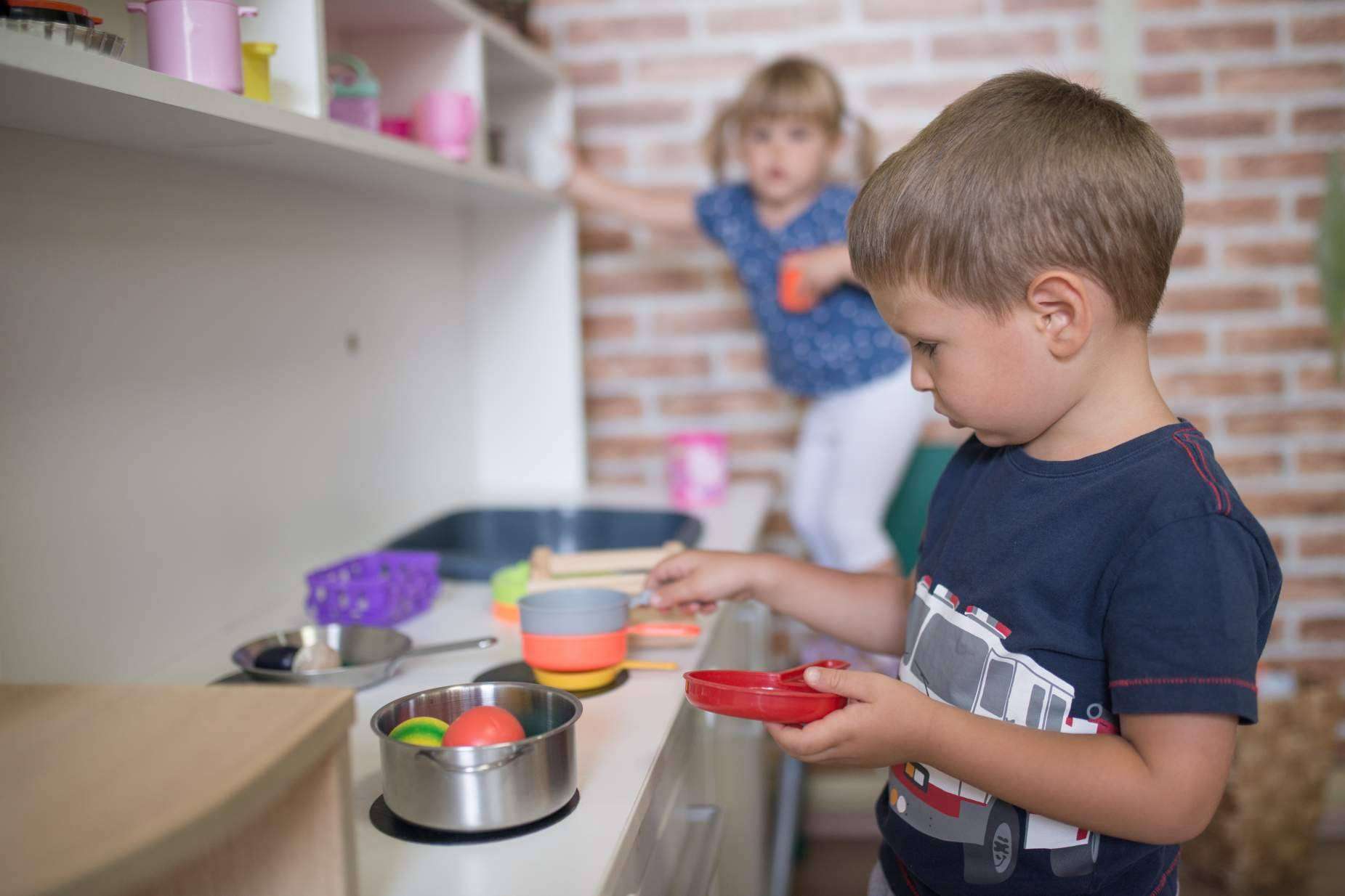 Juguetes de madera de exterior seguros para niños felices: Rosa Roca