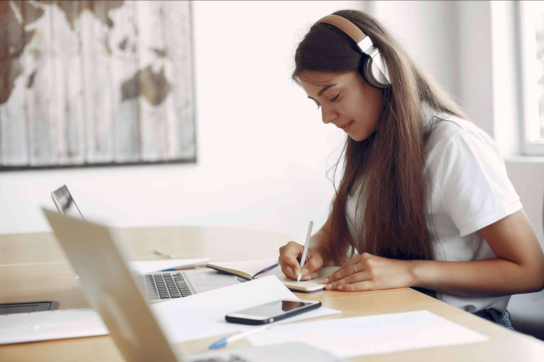 ¿Cómo aprobar el TFG con la academia online Ayuda Universitaria Cum Laude?