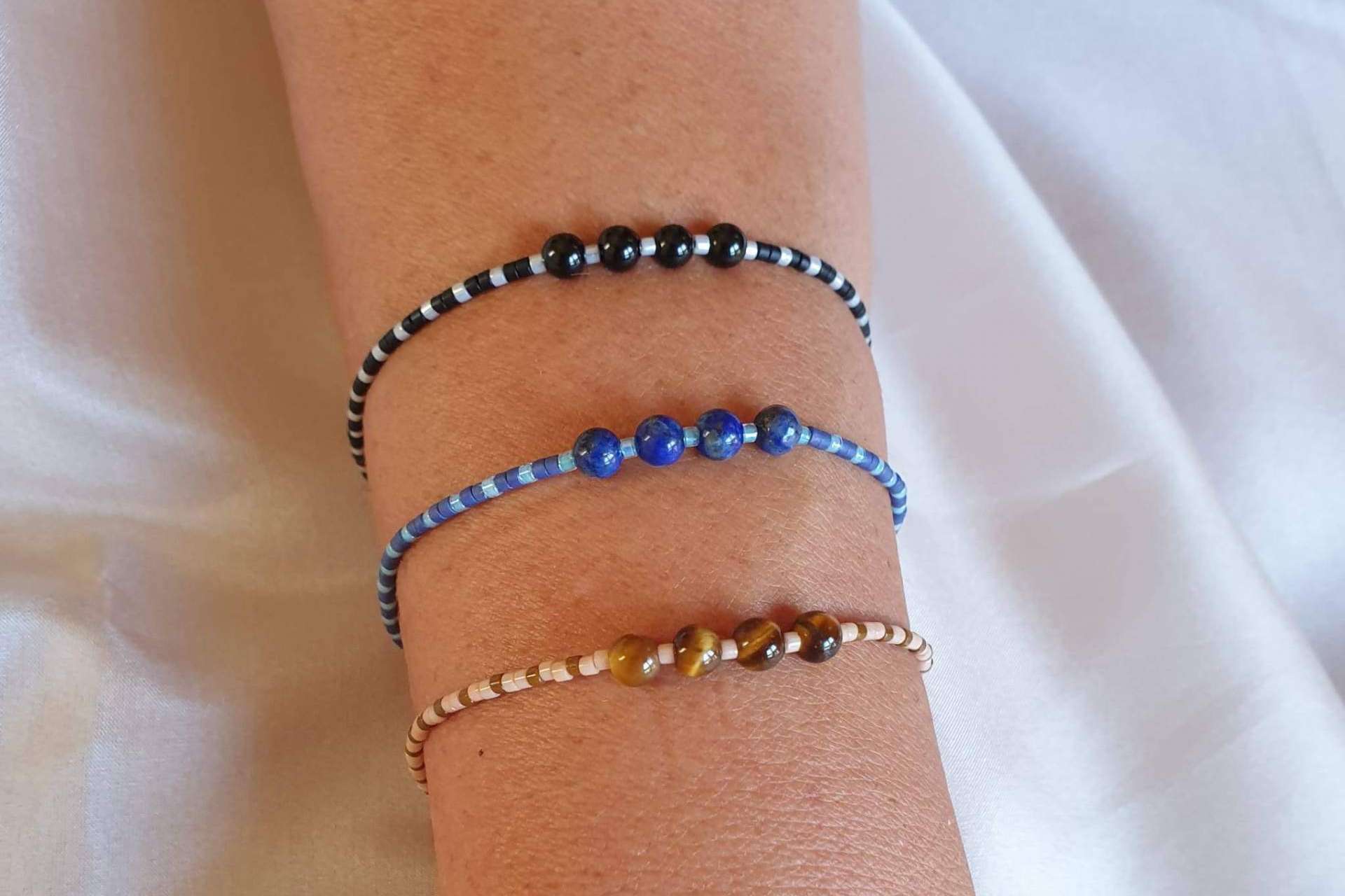 Las pulseras de cristal de colores de Dkary combinan con cualquier look
