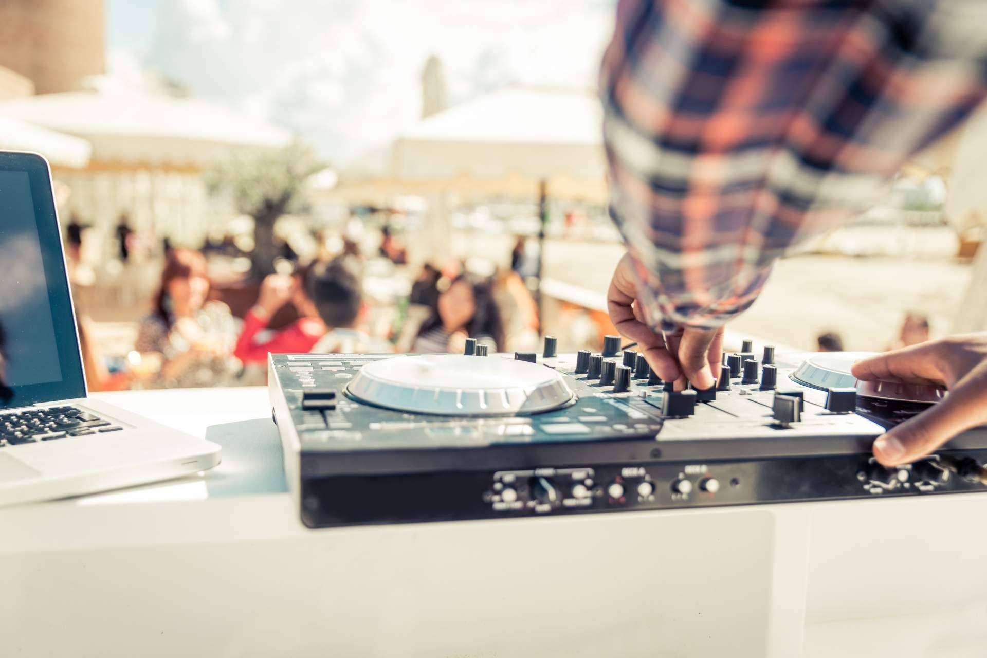 Iñaki Musik: elegir las mejores canciones para una fiesta con la ayuda del DJ del momento