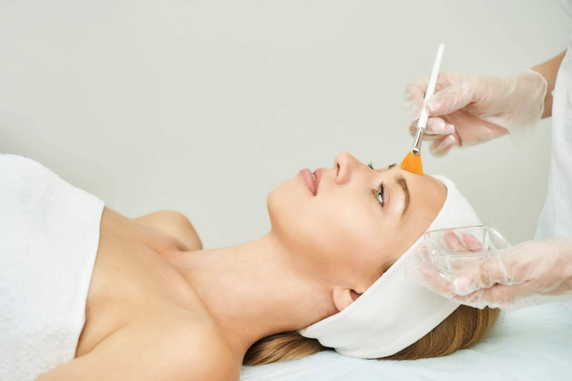 Una de las mejores soluciones a la deshidratación de la piel en verano es el peeling hidratante intensivo de ABB Medicina Estética