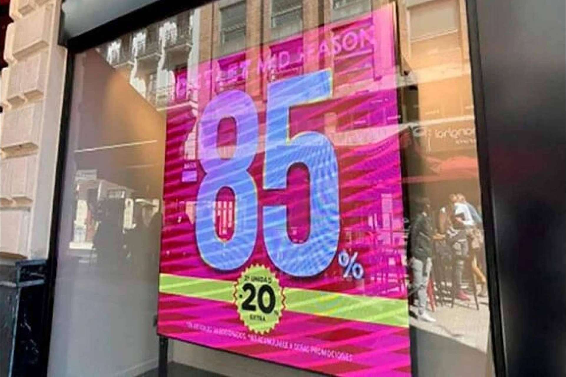 ¿Cómo atraer a los clientes a través de los escaparates? La eficacia de las pantallas LED
