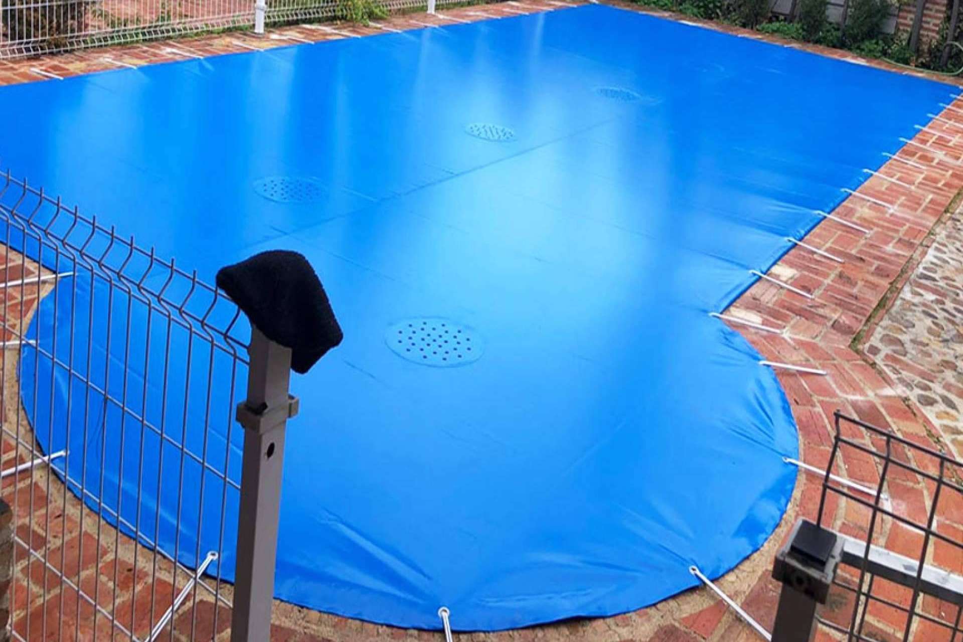 Toldos Picasso dispone de cobertores de piscina para invierno que permiten mantener intacta el agua