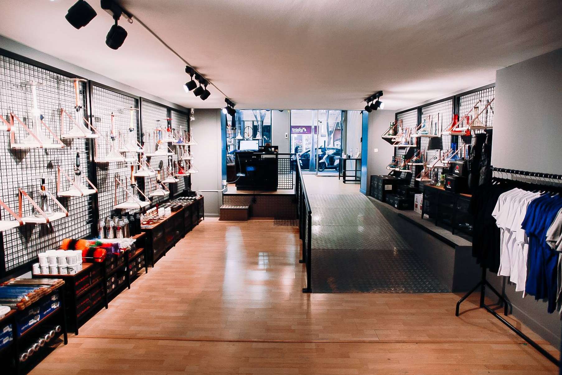 Barcelona recibe la segunda tienda física de Bakkali Shisha Shop, la tienda especializada en cachimba