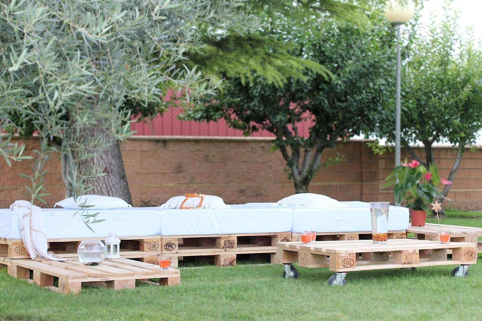 Palés para chill out de Palets Online, una de las opciones mejor valoradas tanto para hostelería como terrazas de uso particular