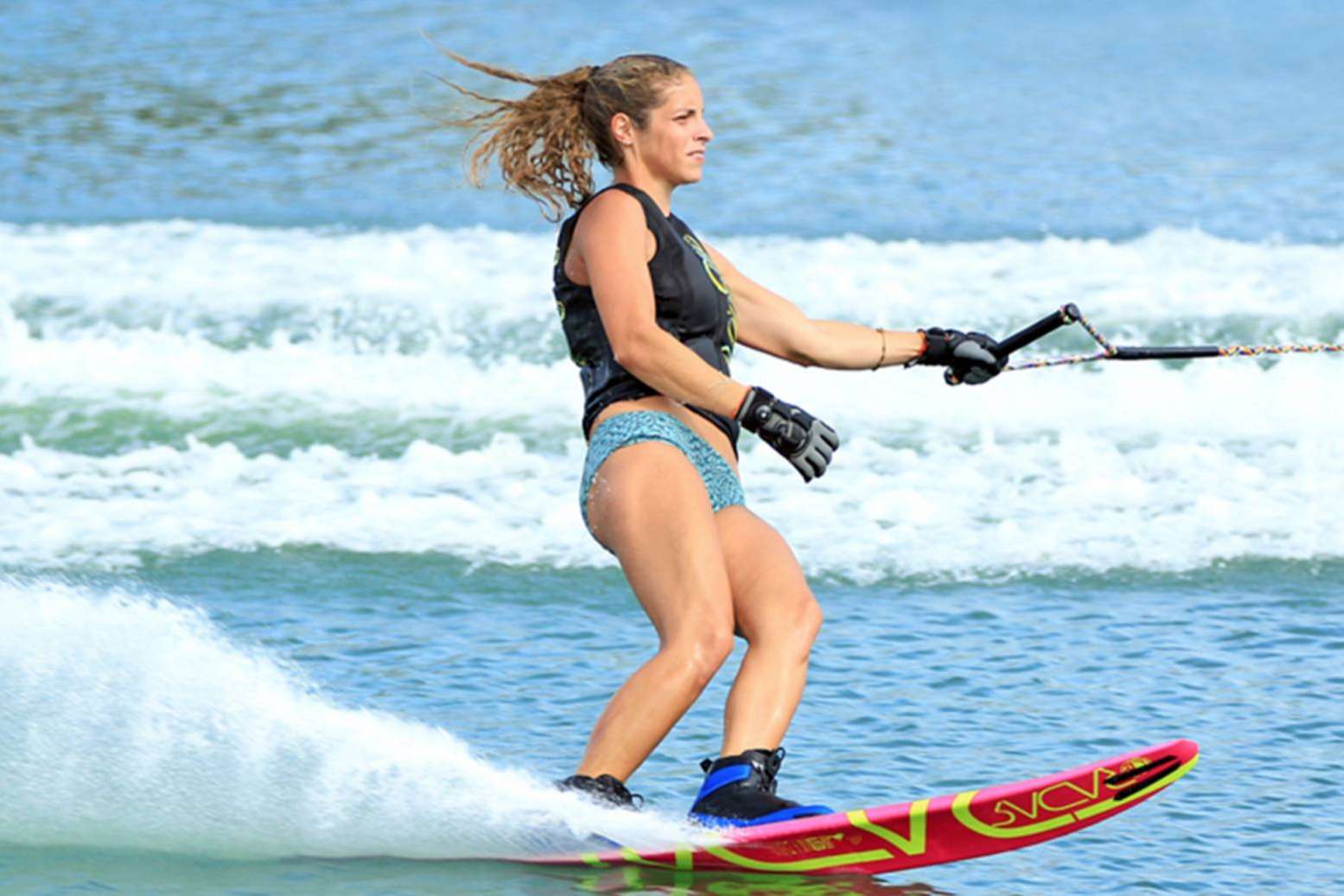 La campeona y subcampeona del Campeonato de España de Esquí Náutico son las esquiadoras de Botaski Sandra Botas y Nadine Botas