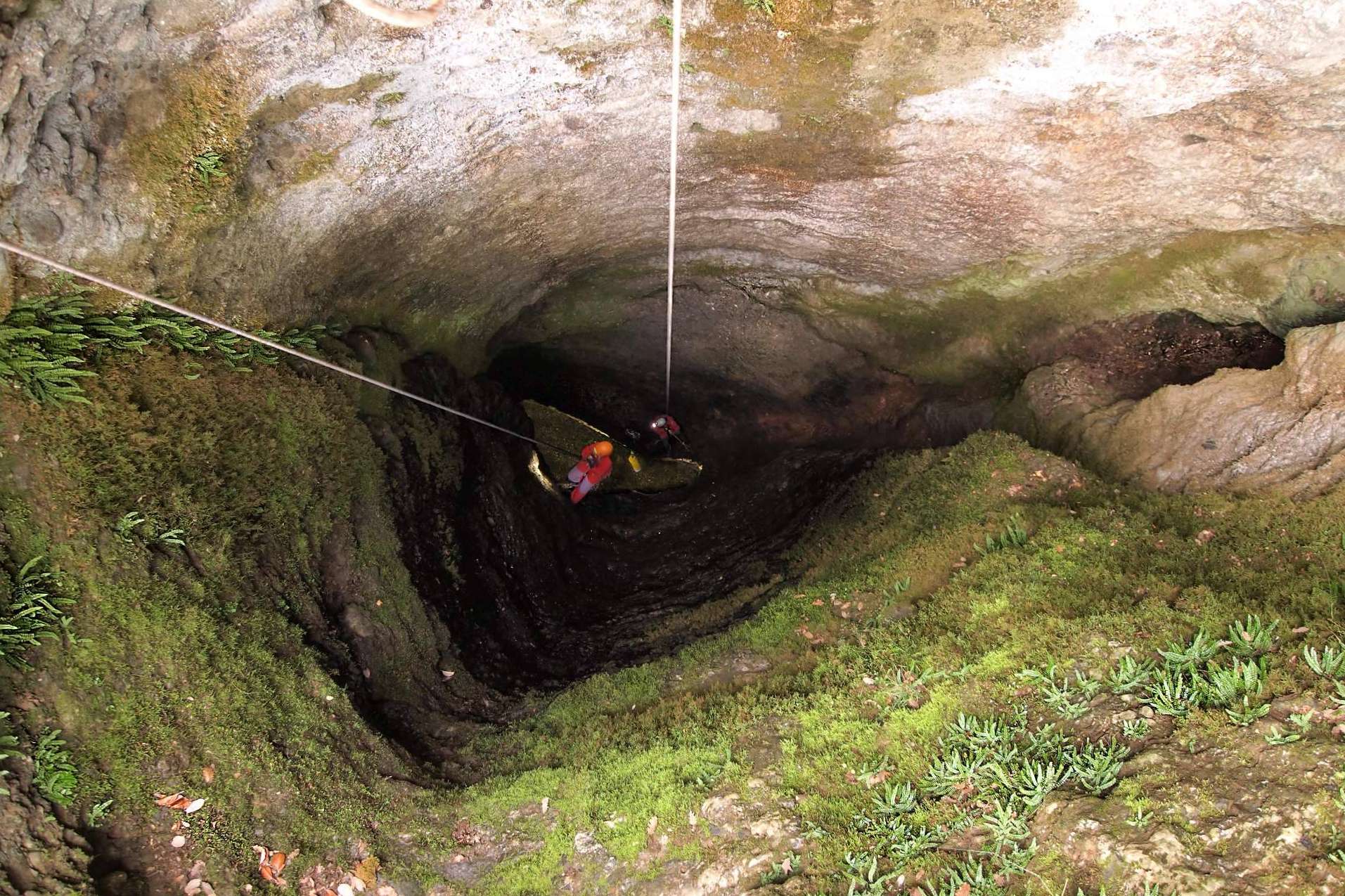 El curso de formación de iniciación a la espeleología que ofrece Vertical Challenge arranca el mes de noviembre