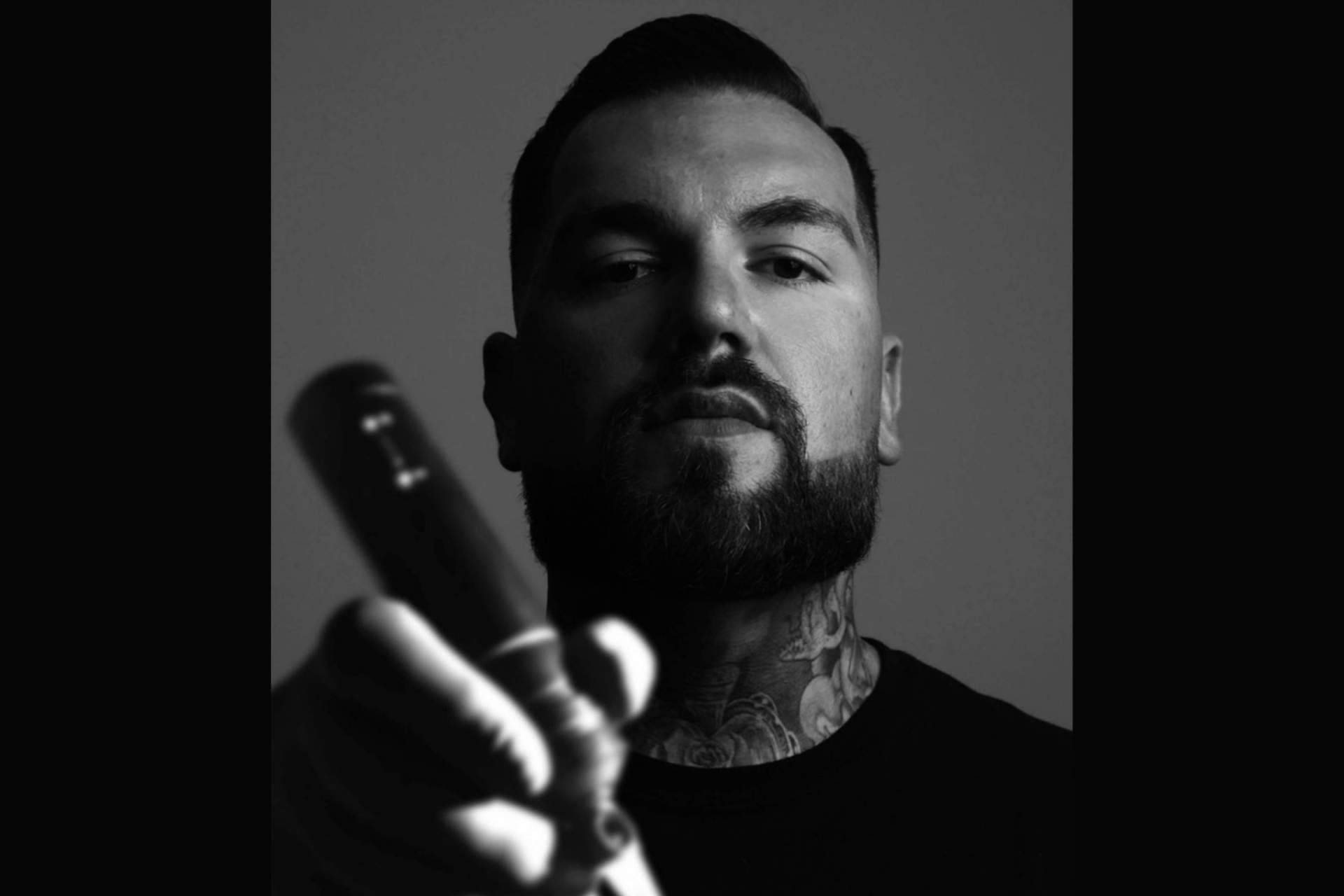 Carlos Fabra desarrolla su arte e imparte seminarios en su estudio CosaFina Tattoo