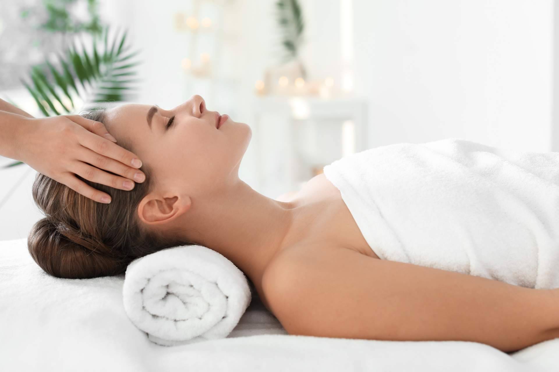 Ayurveda Medicina Natural destaca la importancia del masaje abhyanga en otoño