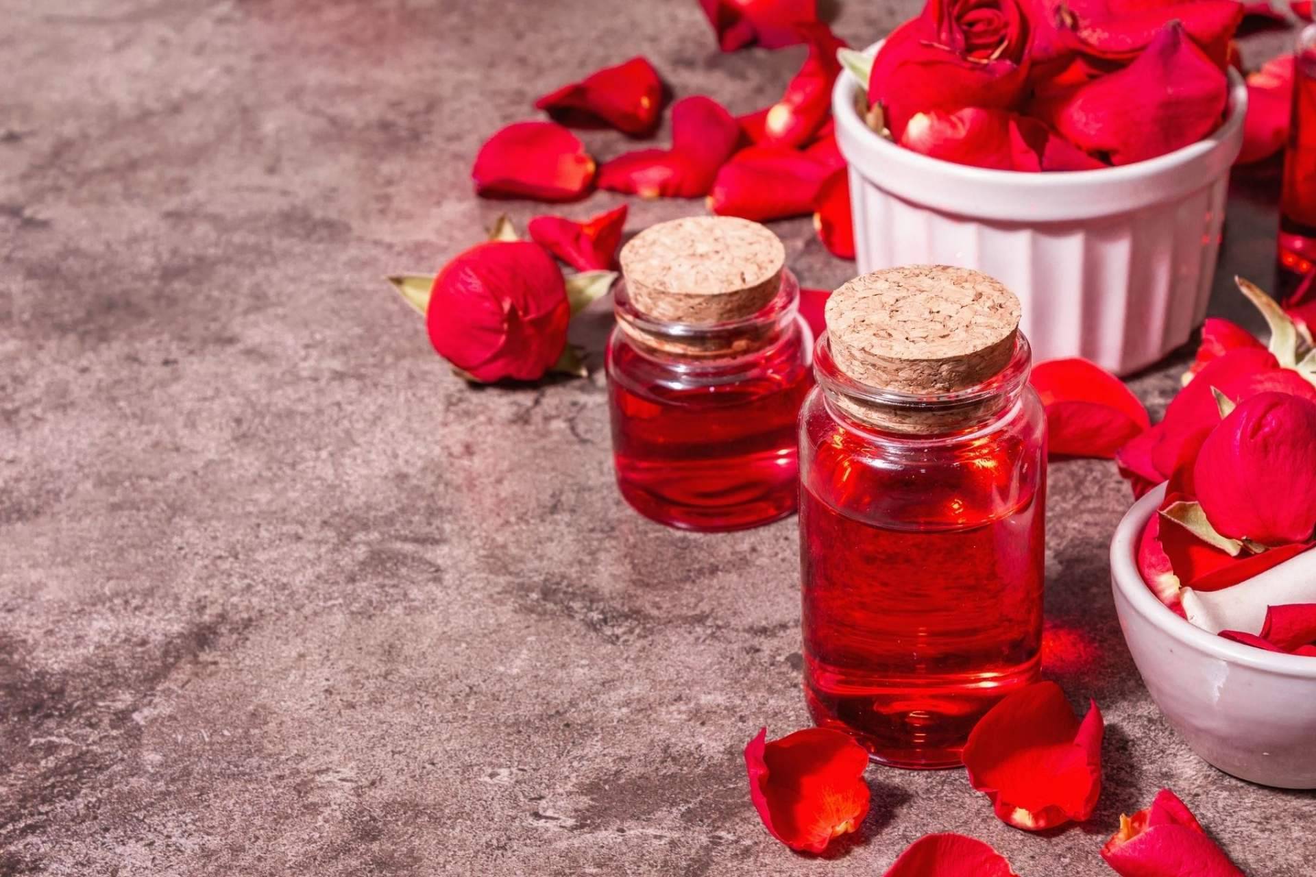 Conseguir un buen cuidado facial es posible con los diferentes tipos de agua de rosa que ofrece Cosmetics Tenerife