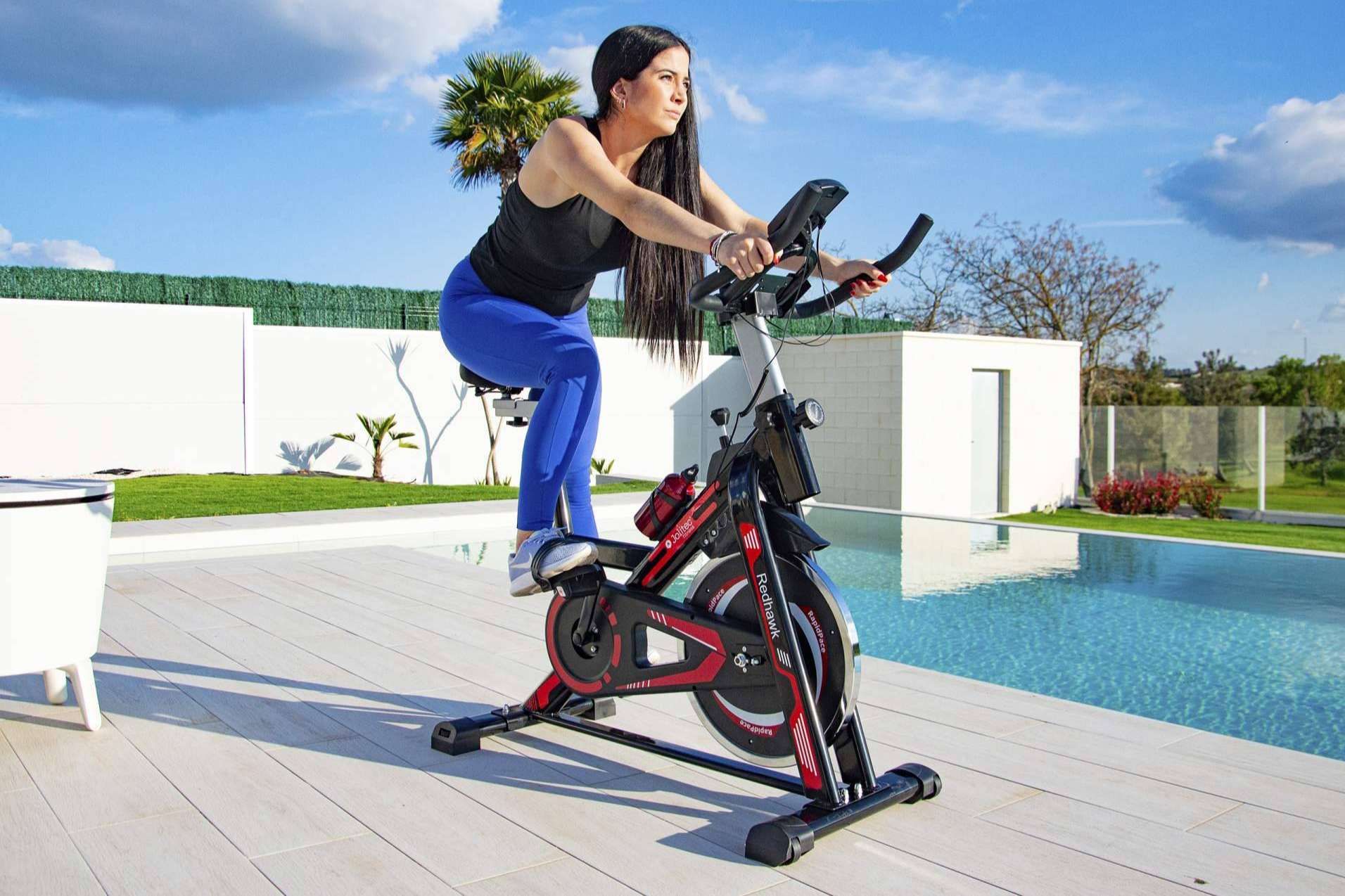 Jolitec dispone de un amplio stock de cintas de correr y bicicletas de spinning para entrenar en casa