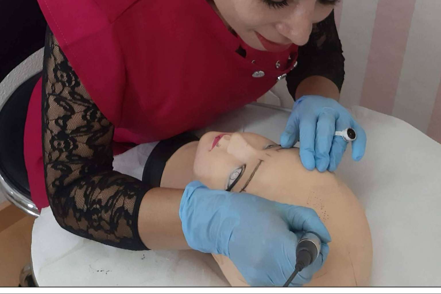 Los profesionales de la micropigmentación pueden ampliar sus conocimientos y aprender técnicas de micropigmentación capilar con el centro VG Virginia Gómez