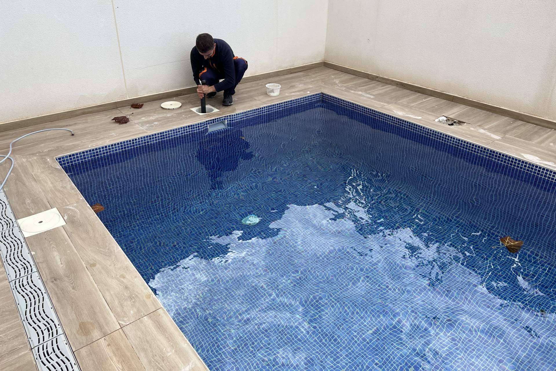 El equipo de TELEFUGA localiza y repara las fugas agua piscinas