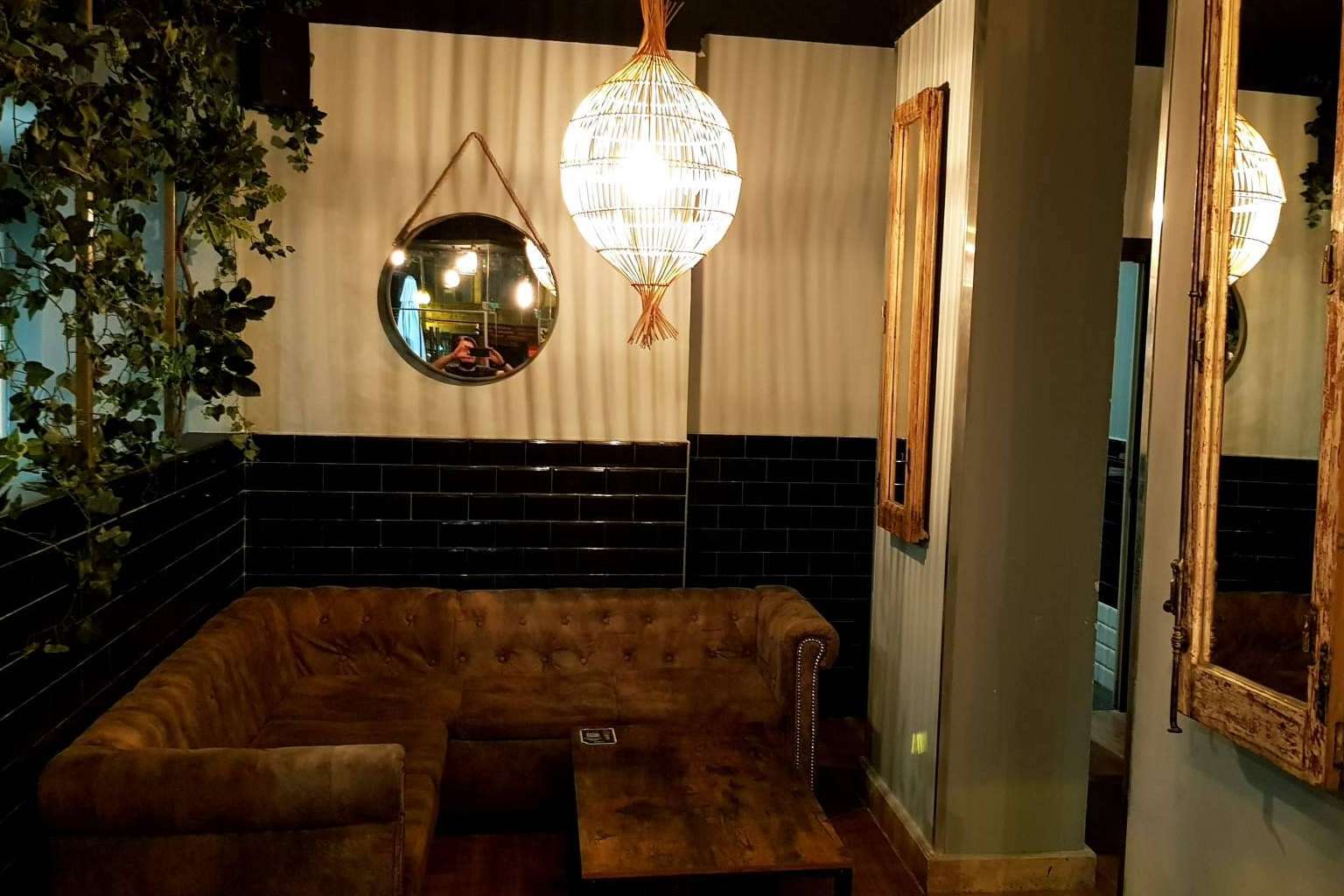 La Mentirosa es un bar con terraza en Madrid que ofrece una gran variedad de cervezas y pinchos