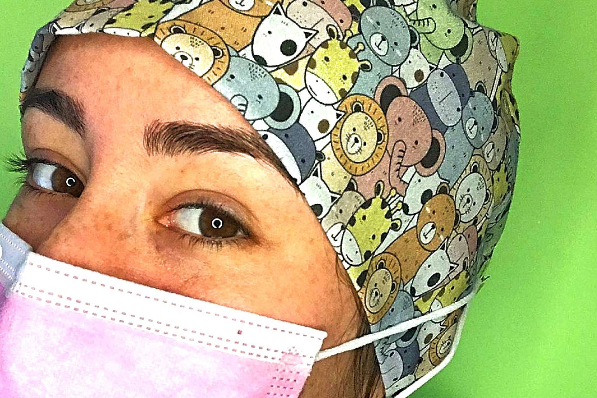 La ayuda que Cuidamos brinda al personal sanitario con la sujeción de la mascarilla para gorritos sanitarios