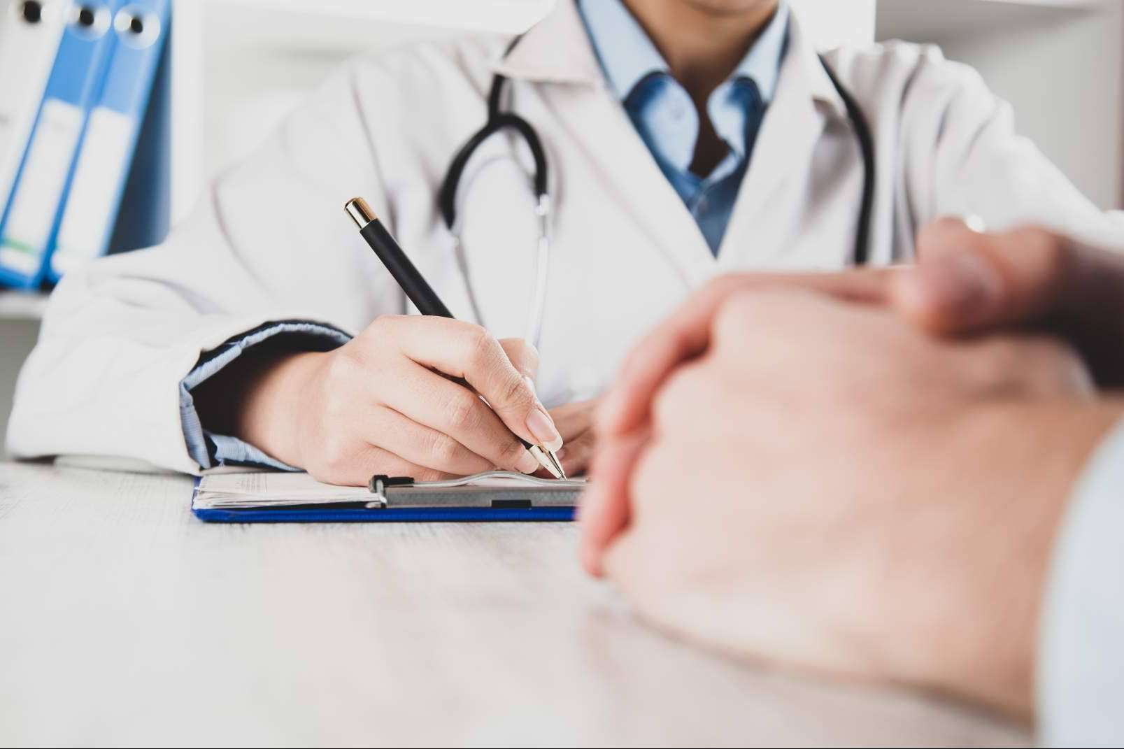 Ahorrar tiempo y esperas contratando un seguro médico