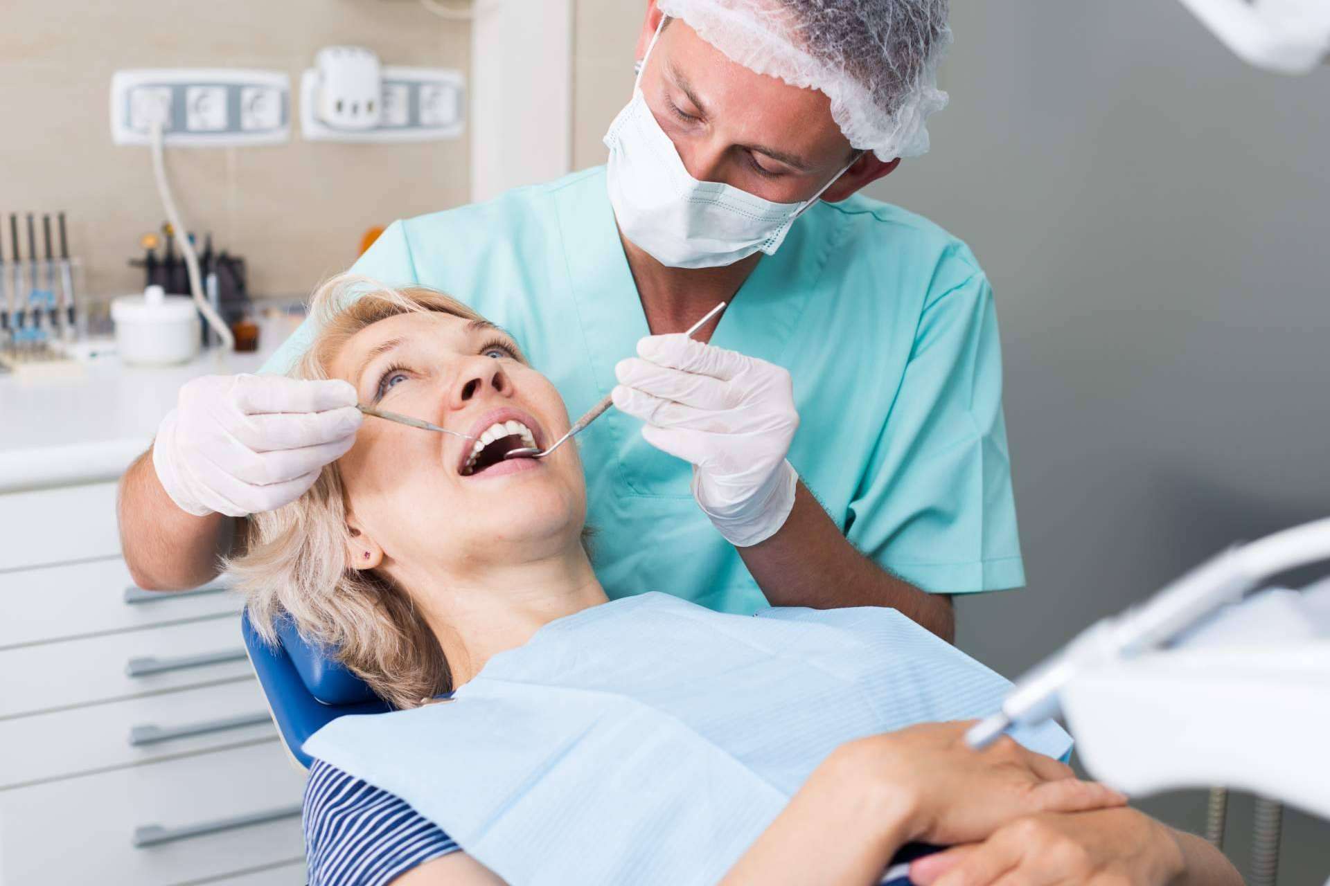 ¿Cómo colocar implantes en Valencia a pacientes con enfermedades periodontales? Clínica Viasalud