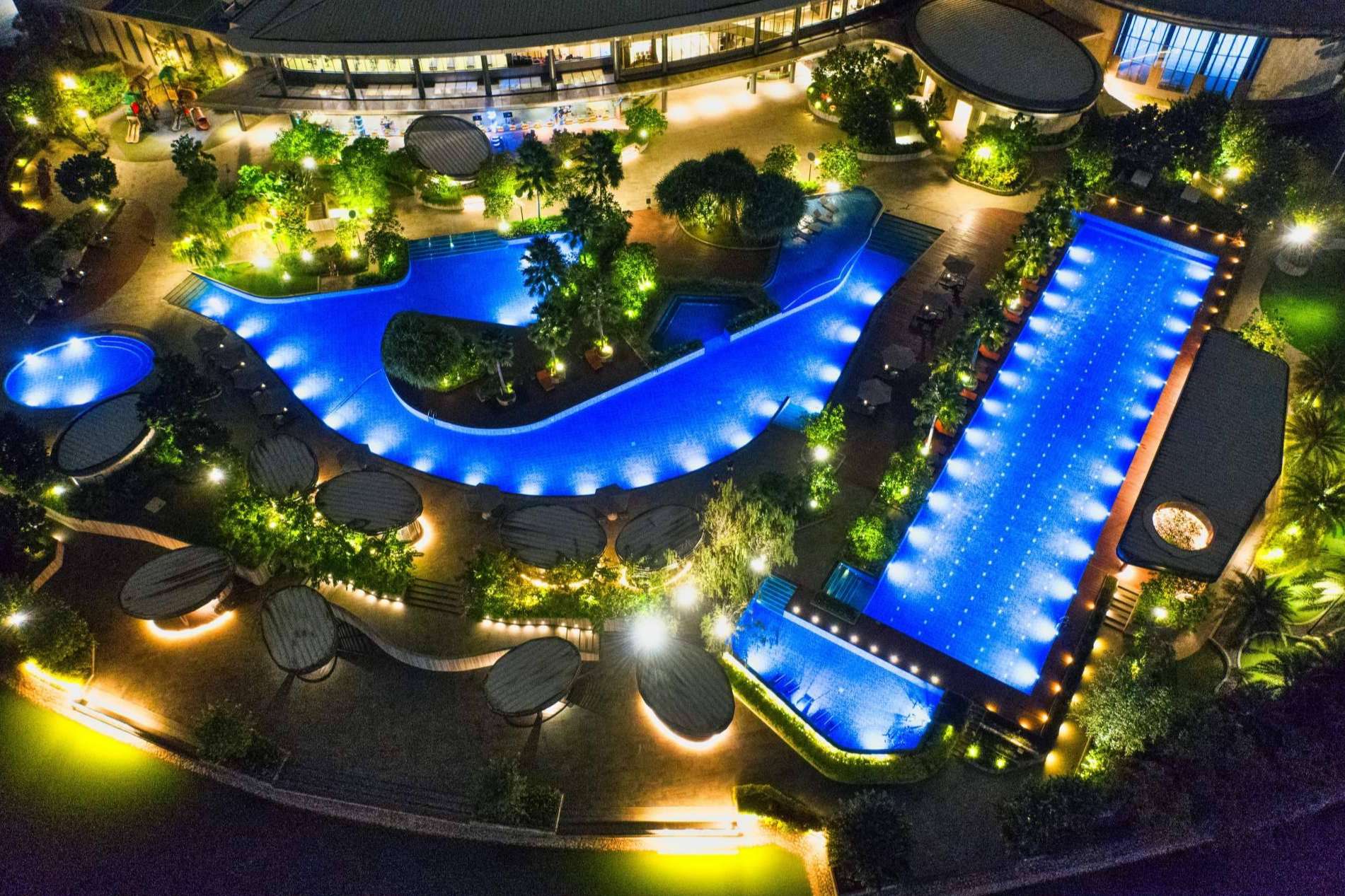 Iluminación para piscinas con focos LED en Warmpool