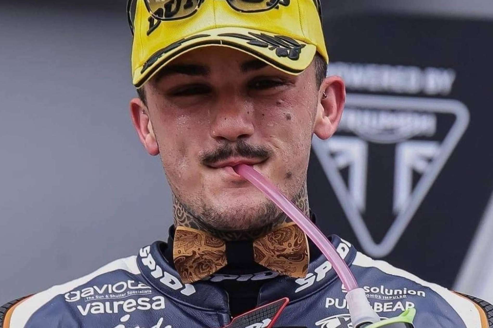Lord Wooden, la marca de pajaritas de madera que sube al podio con el piloto Arón Canet