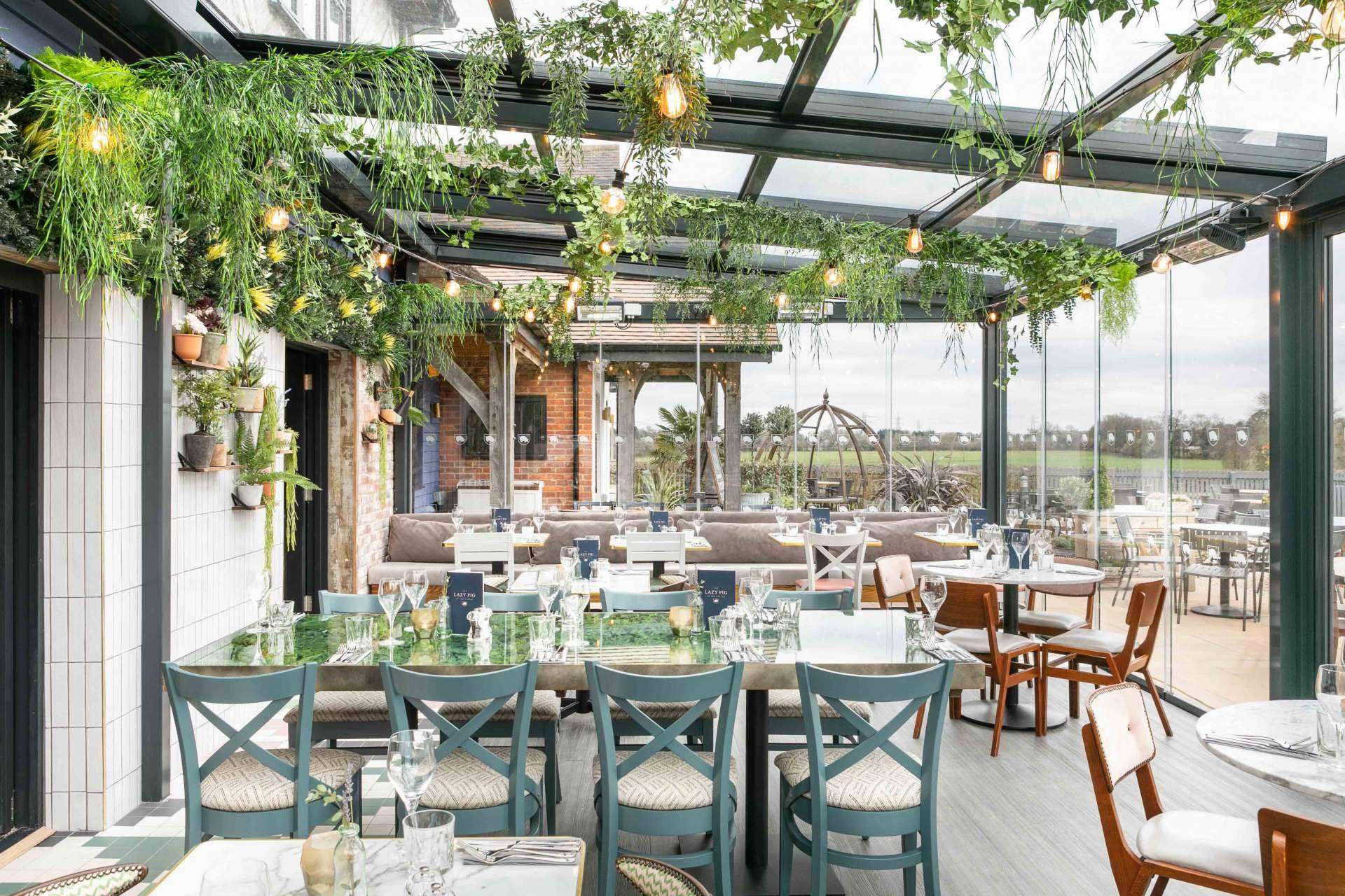 Las ventajas de cubrir la terraza de un negocio para disfrutarla todo el año, con Airclos