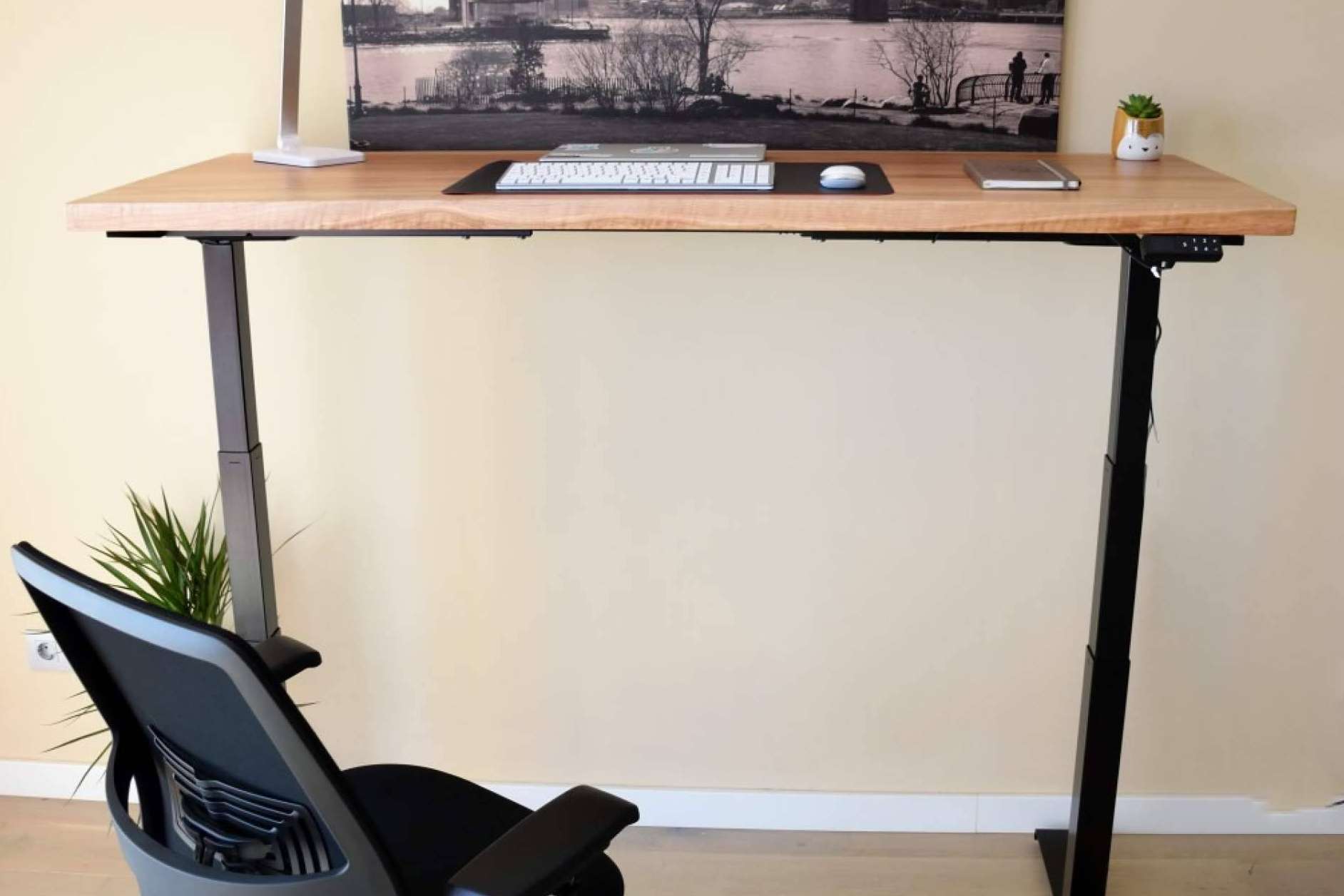Los beneficios de trabajar con escritorios ergonómicos elevables, de la mano de ErgoNatureWood