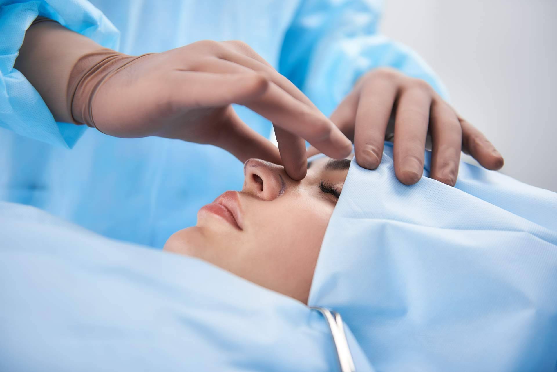 Rinoplastia ultrasónica o cirugía plástica de nariz de la mano de Model Bell