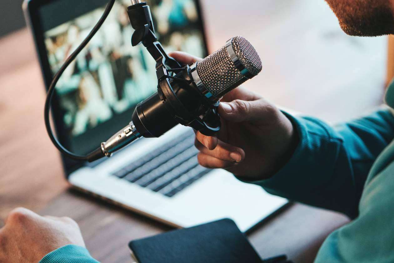 Crear un podcast exitoso con los pasos de cursospodcast.com