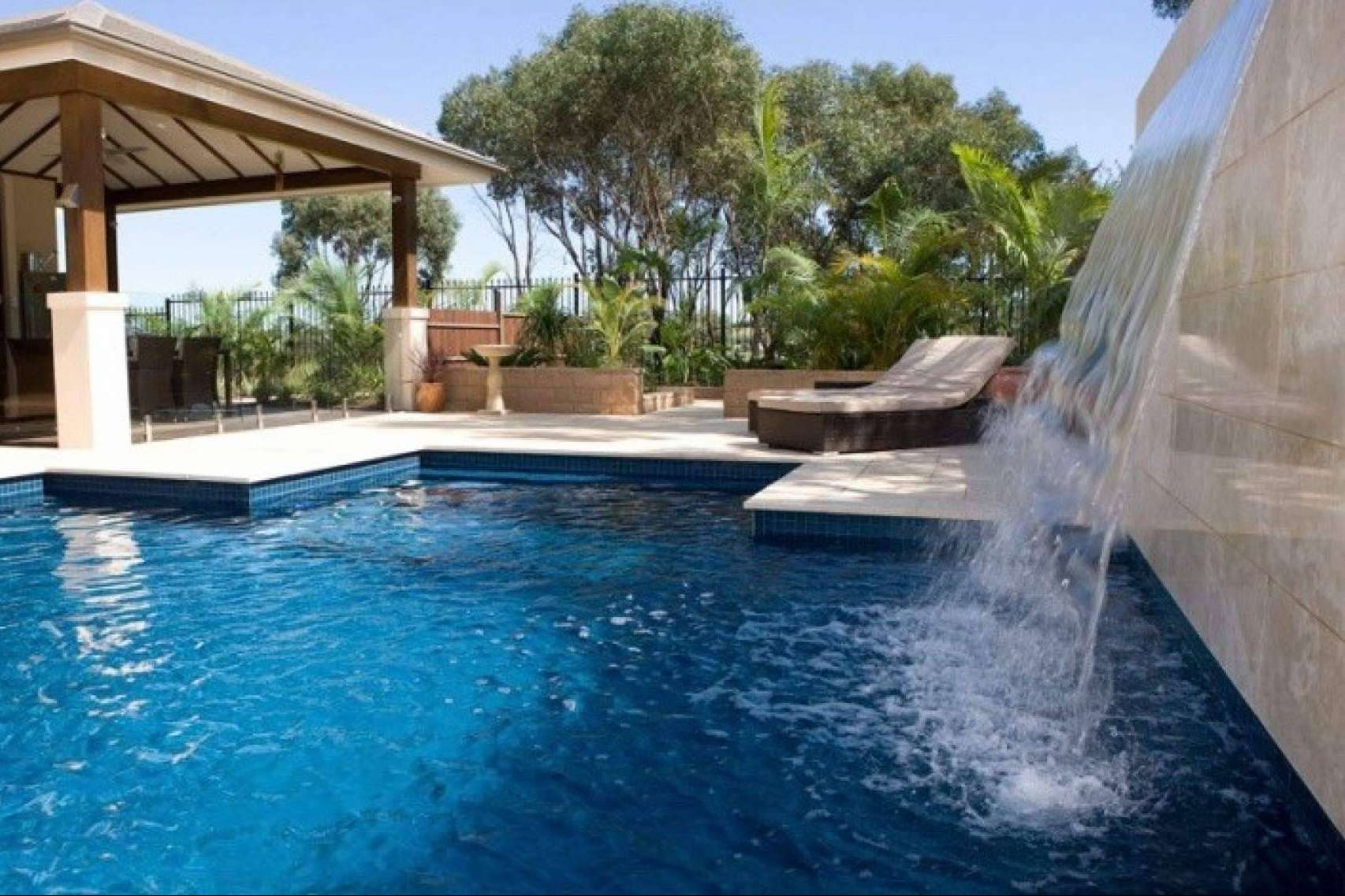 Warmpool ofrece el complemento decorativo ideal para piscinas y centros tipo spa, la cascada laminar acrílica