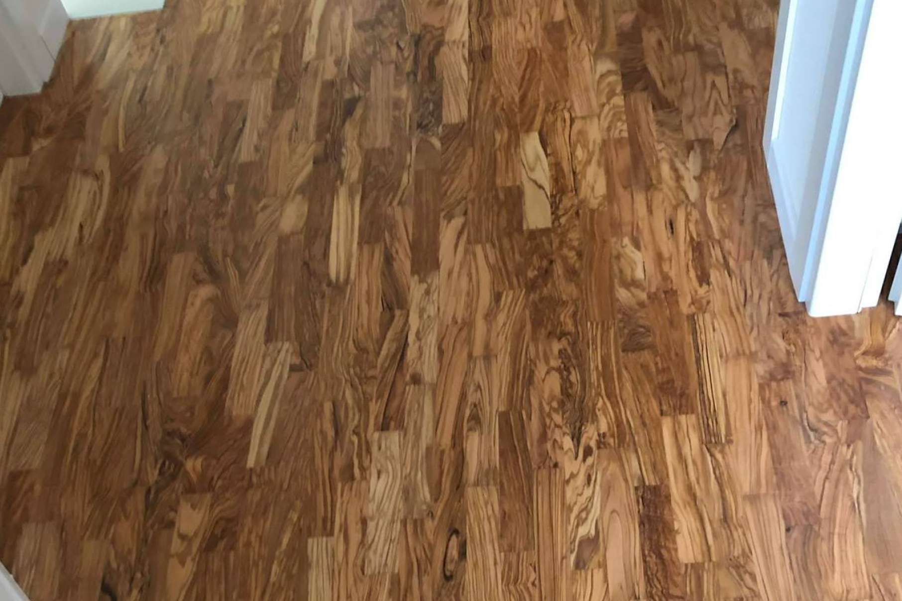 Encimeras de Olivo dispone de parqué macizo de madera de olivo