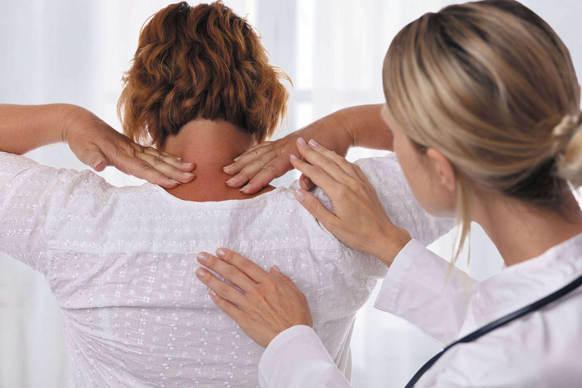 La importancia de tratar las dolencias físicas desde la raíz, por FisioClinics Madrid