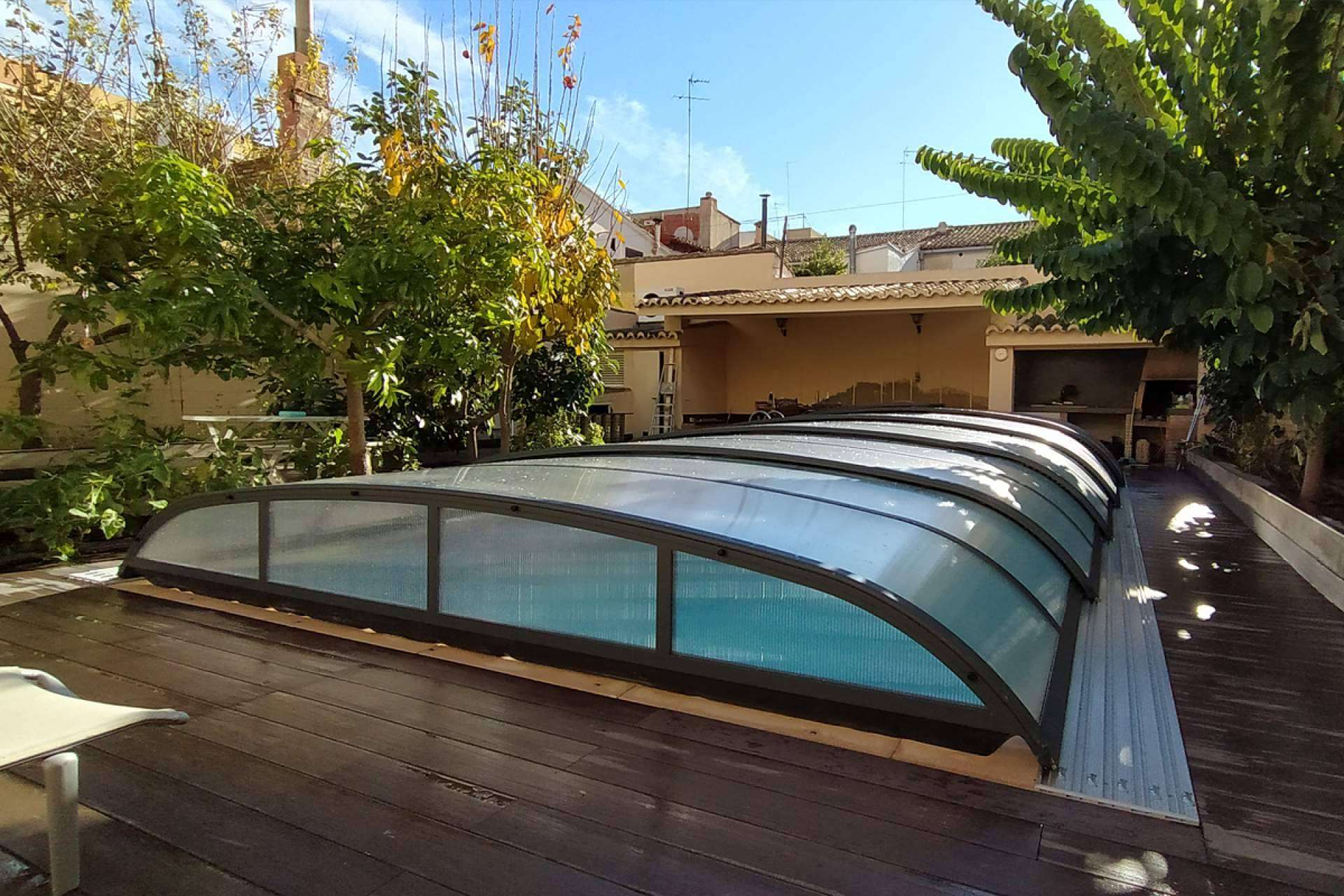 La instalación de cubiertas de piscinas para protegerlas durante todo el año de la mano de COVERTTO