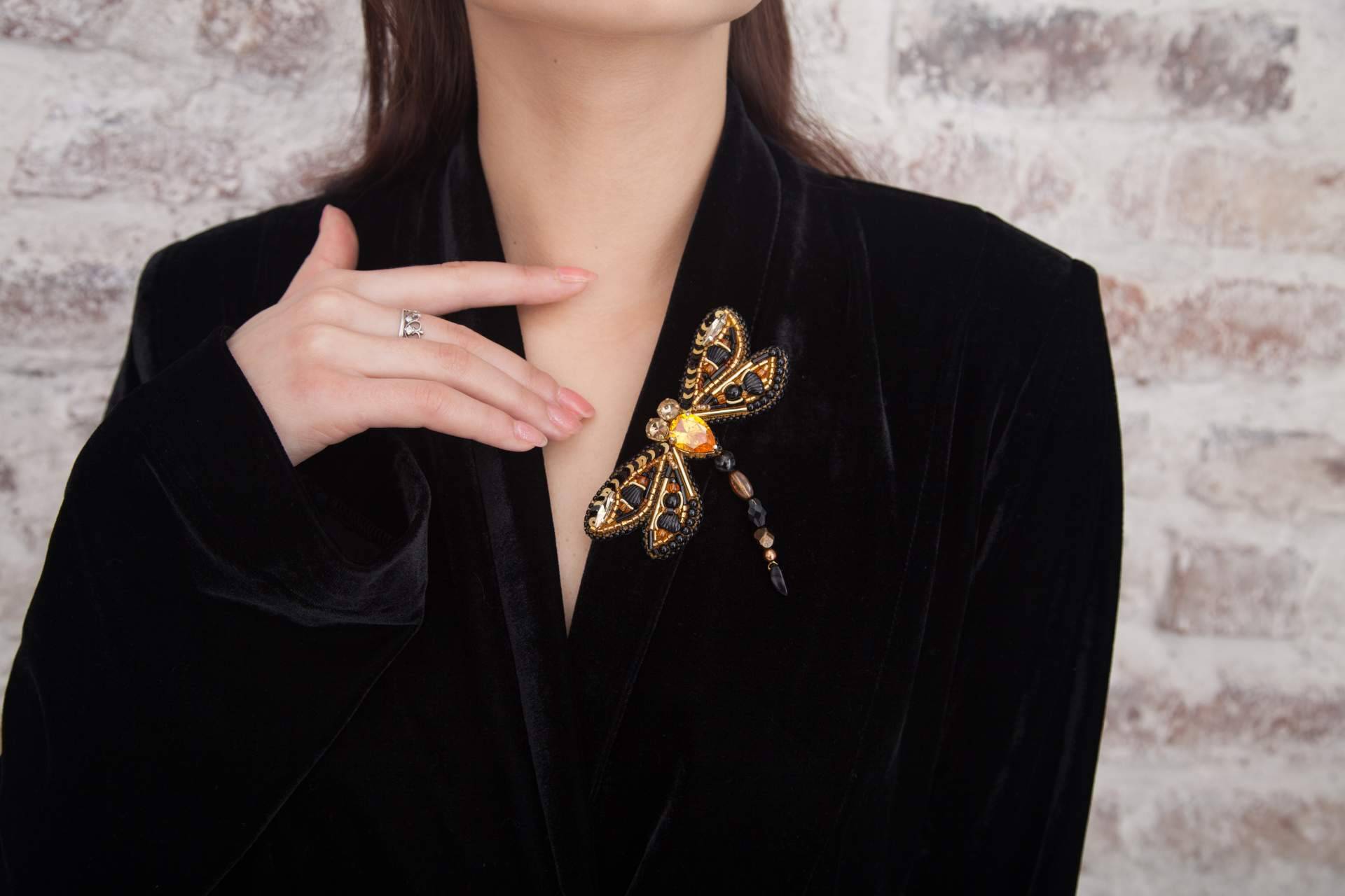 Los broches de lujo de la compañía Aldabón Luxury hacen que el look de quien los luzca sea único