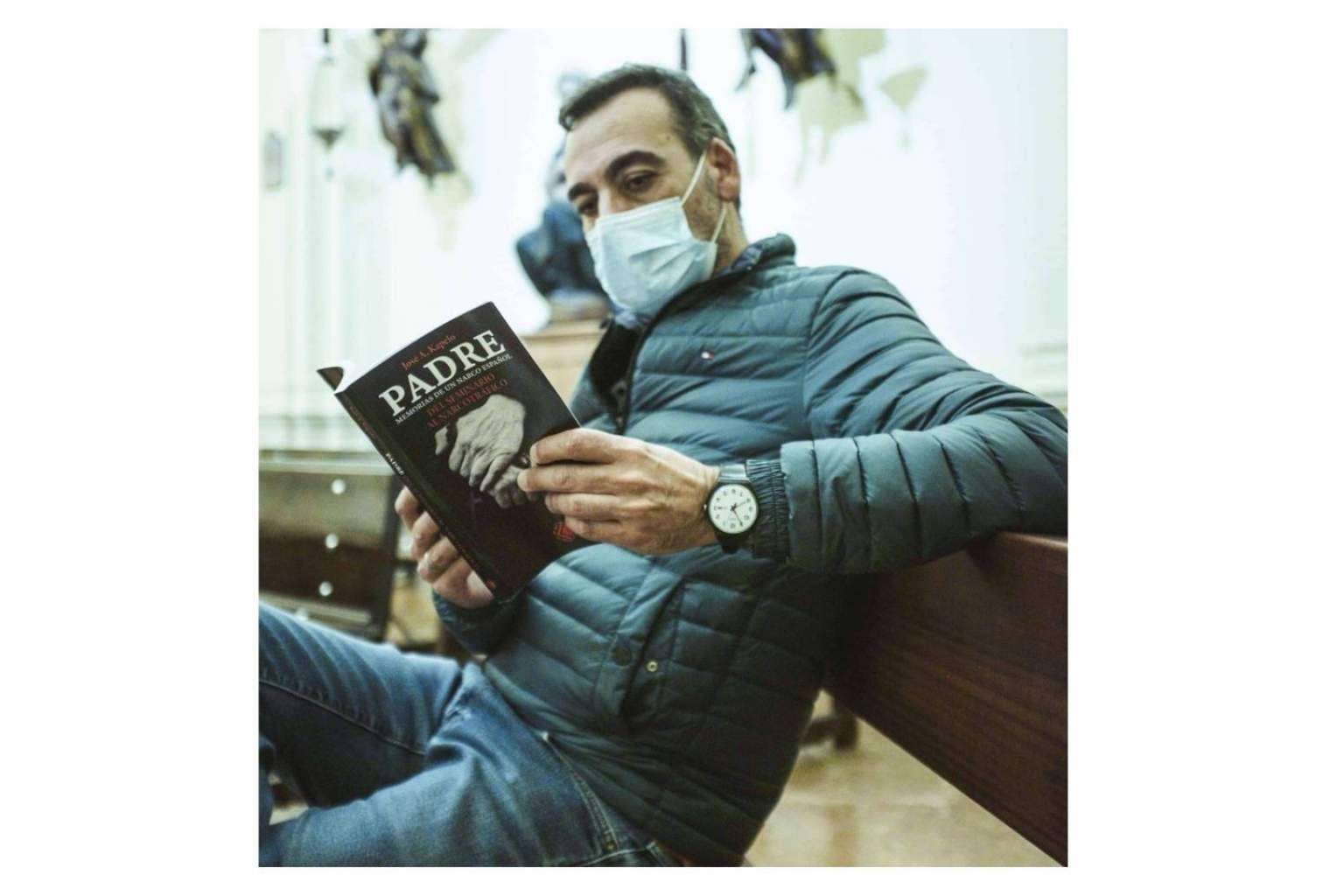 El escritor de novela negra policíaca y autor del libro Padre es José Antonio Kapelo