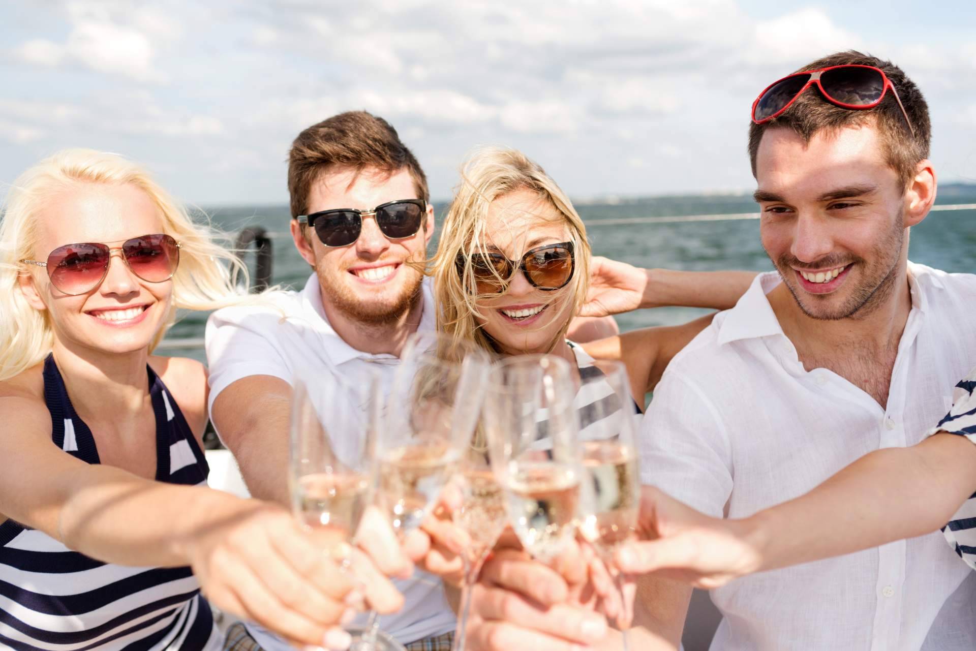 Disfrutar de una fiesta de despedida en barco en Valencia