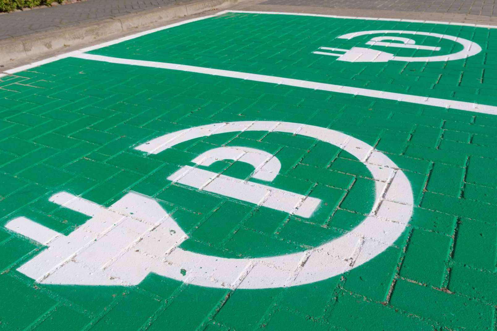 Cargar el coche eléctrico en los parkings de las empresas para atraer a más clientes
