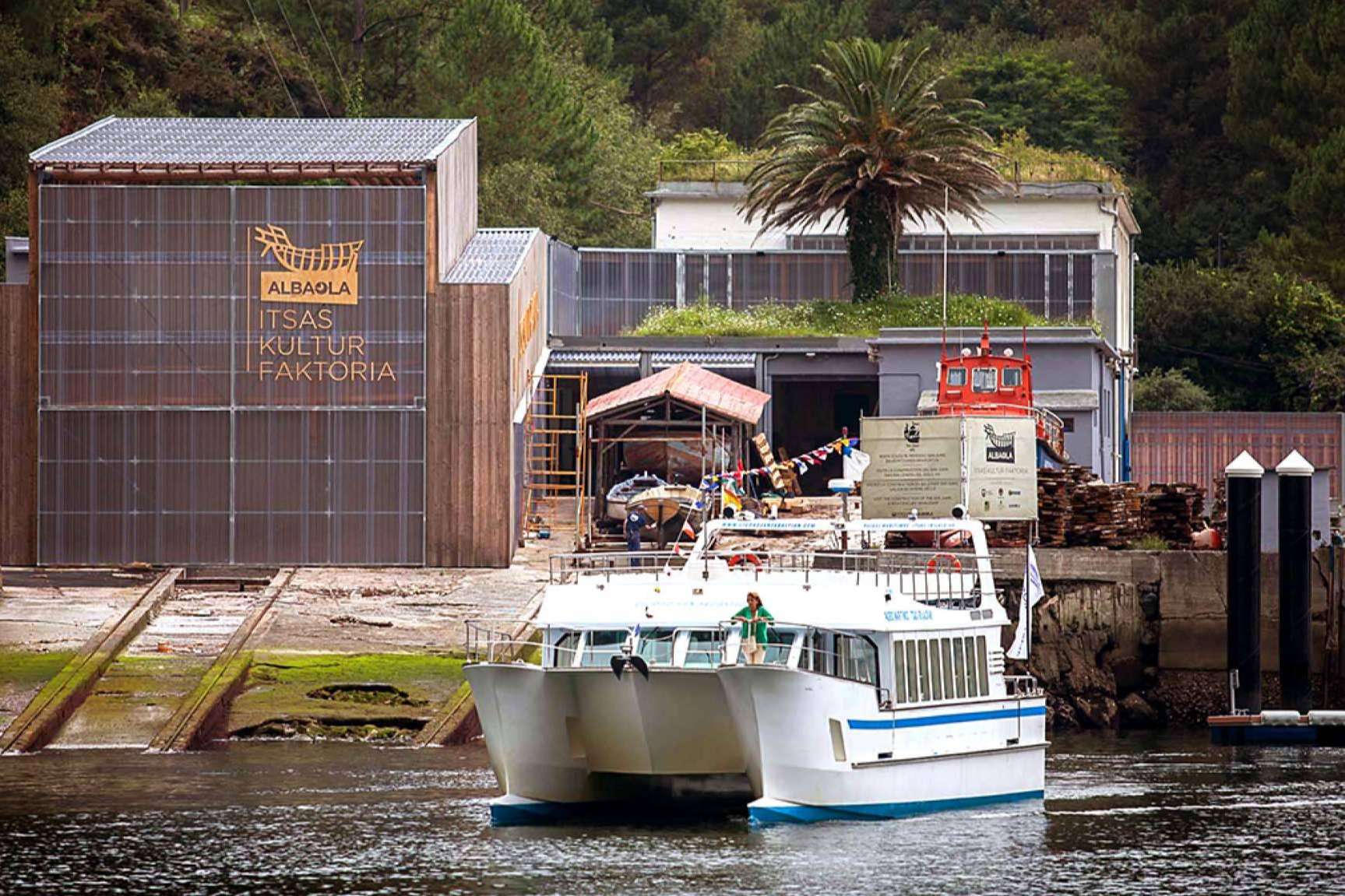 Disfrutar de salidas especiales a la factoría Albaola con la empresa Ciudad San Sebastián