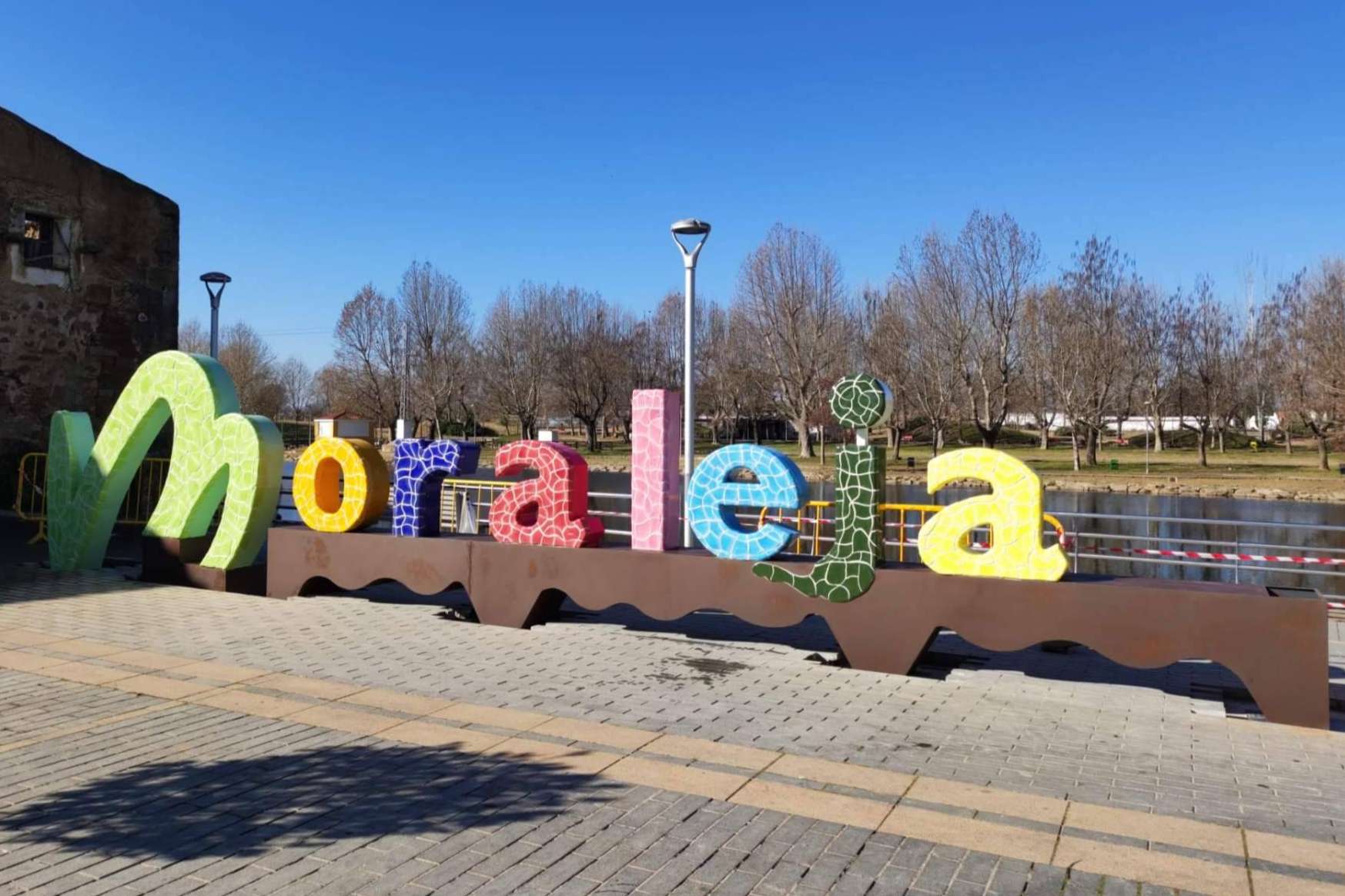 Mobuartex construye letras en las entradas de las localidades